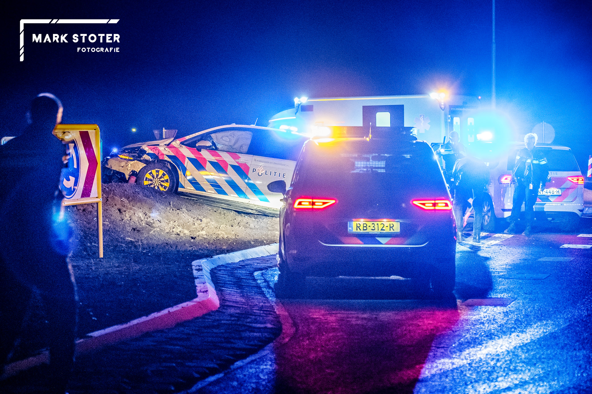 5 september 2019 - Garmerwolde - Tijdens een spoedrit crasht een politievoertuig met daarin een hondengeleider en twee politiehonden op de net aangelegde rotonde bij Garmerwolde.