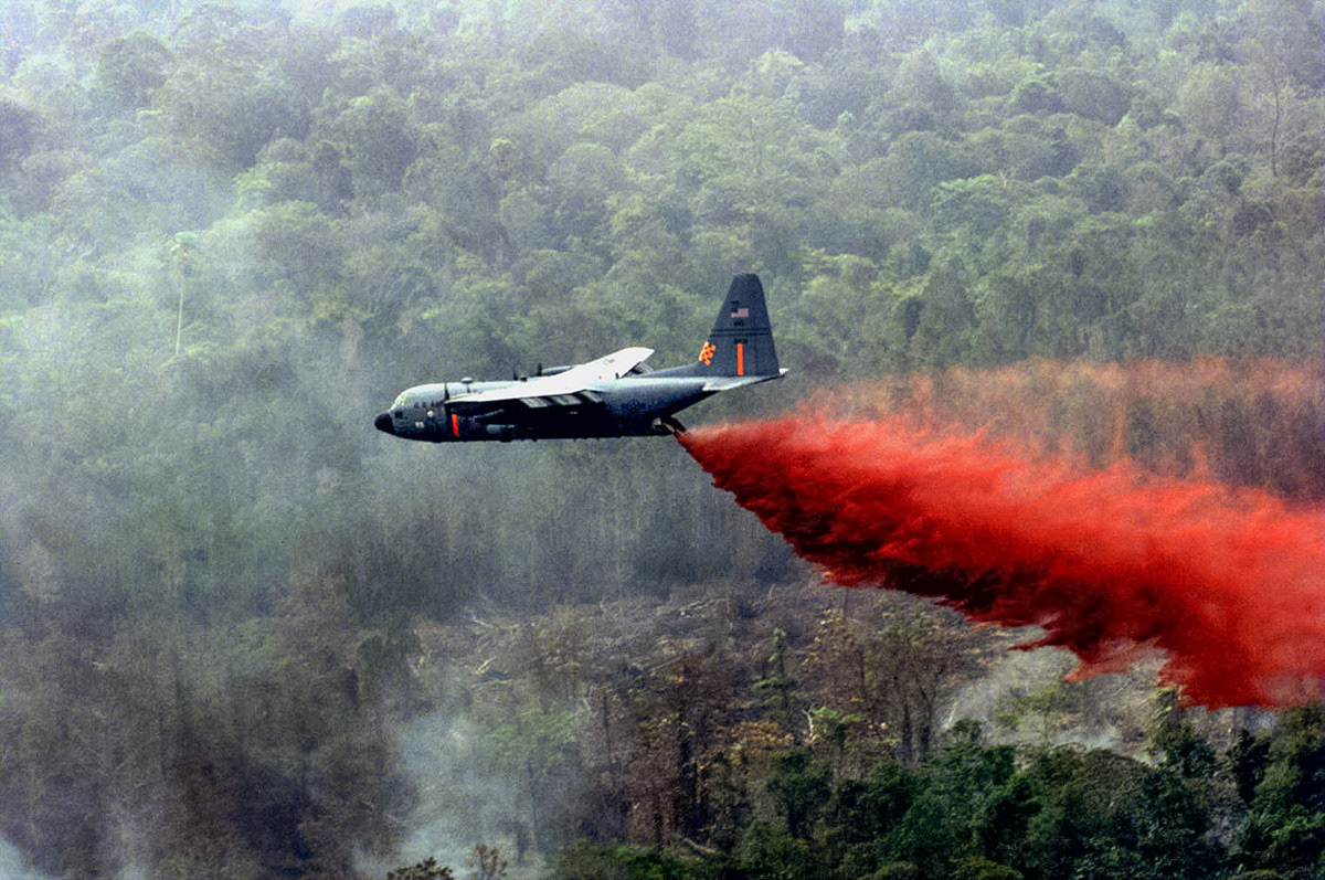 Lockheed C-130 Hercules Versatile transport aircraft equipped with coloured fire retardant