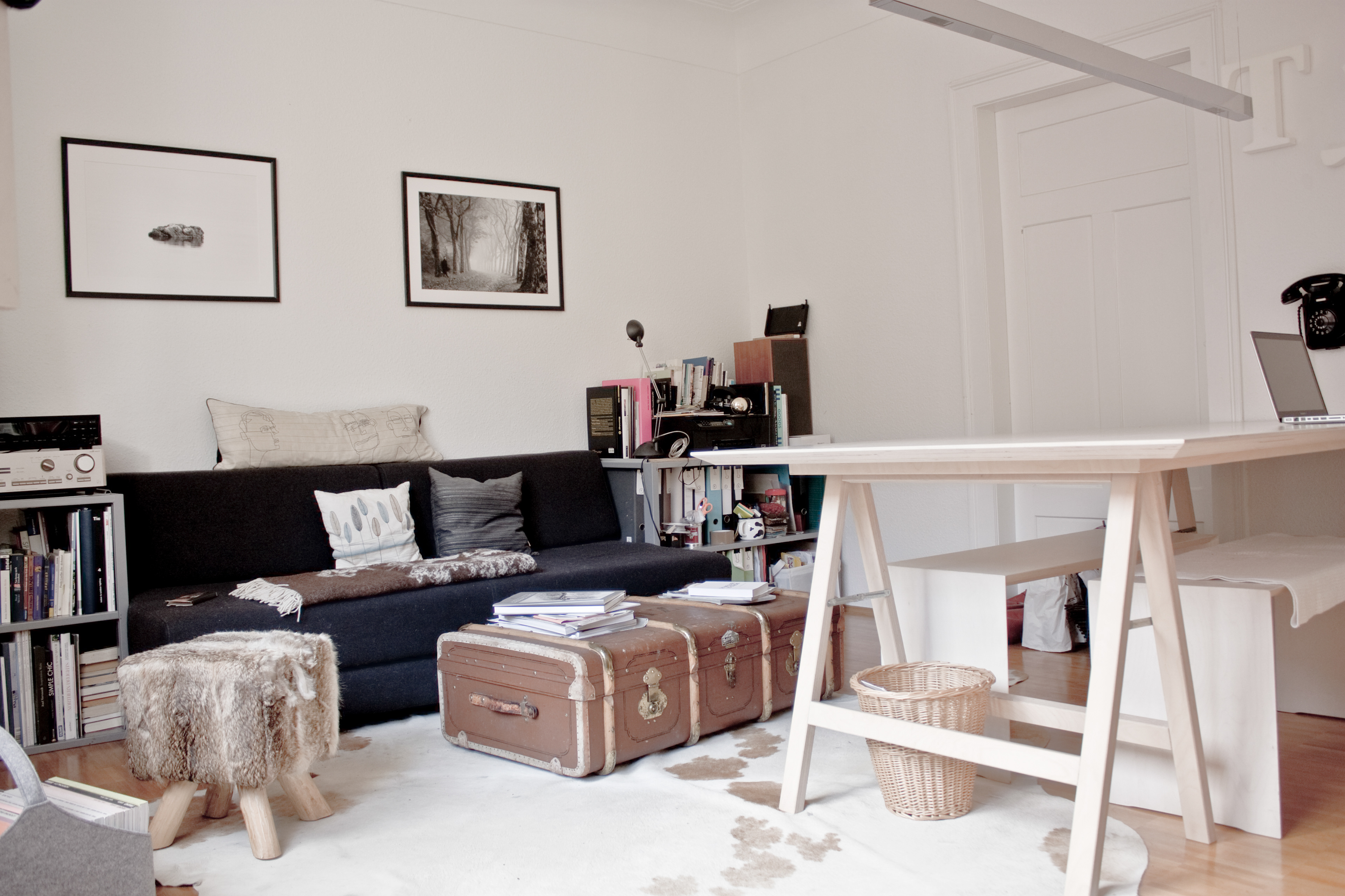 Möblierung eines Wohnzimmers im Altbau. Möbelentwurf Tisch und Bänke