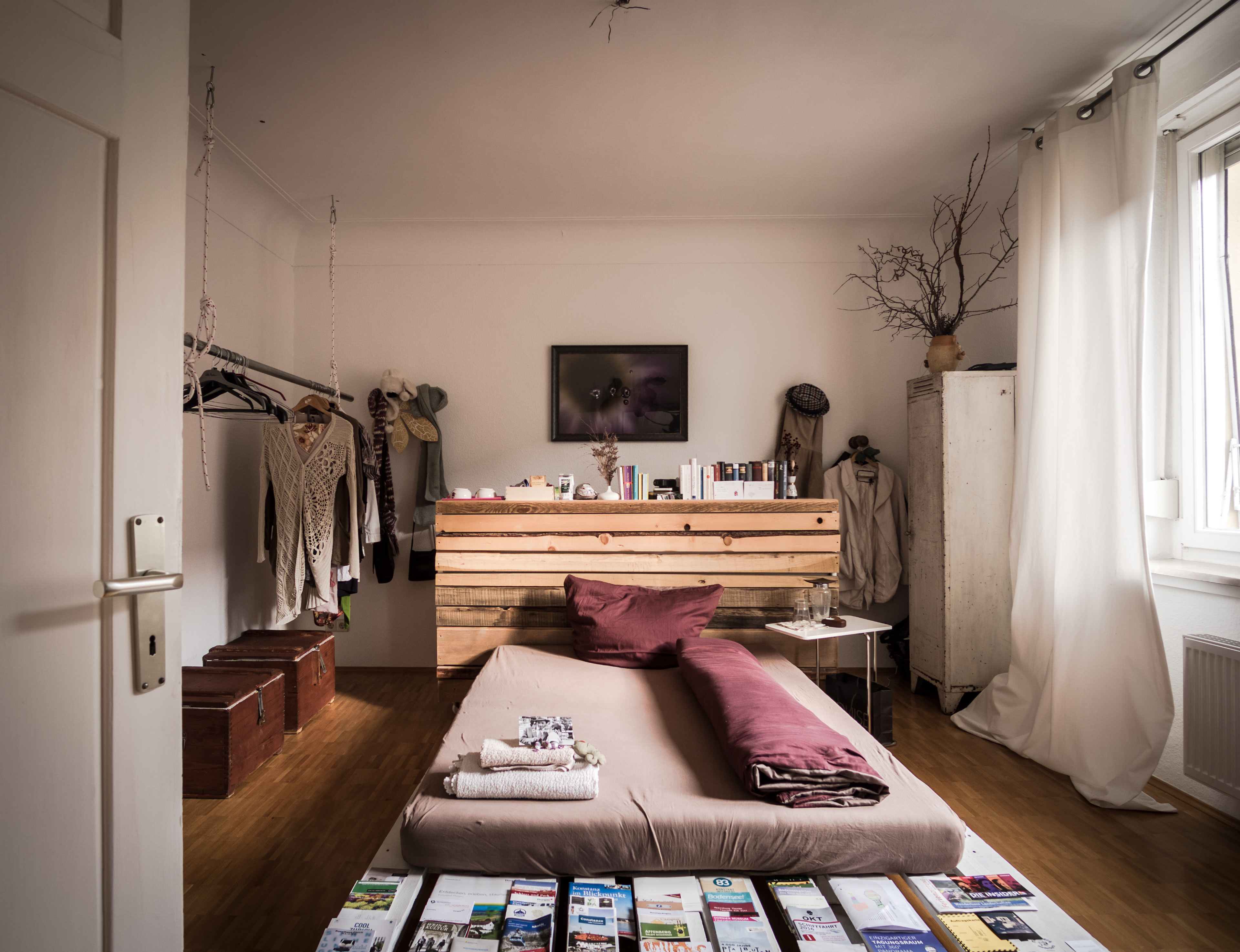 Schlafzimmer, Möbelentwurf: Bett und Sideboard/ Bettrücken