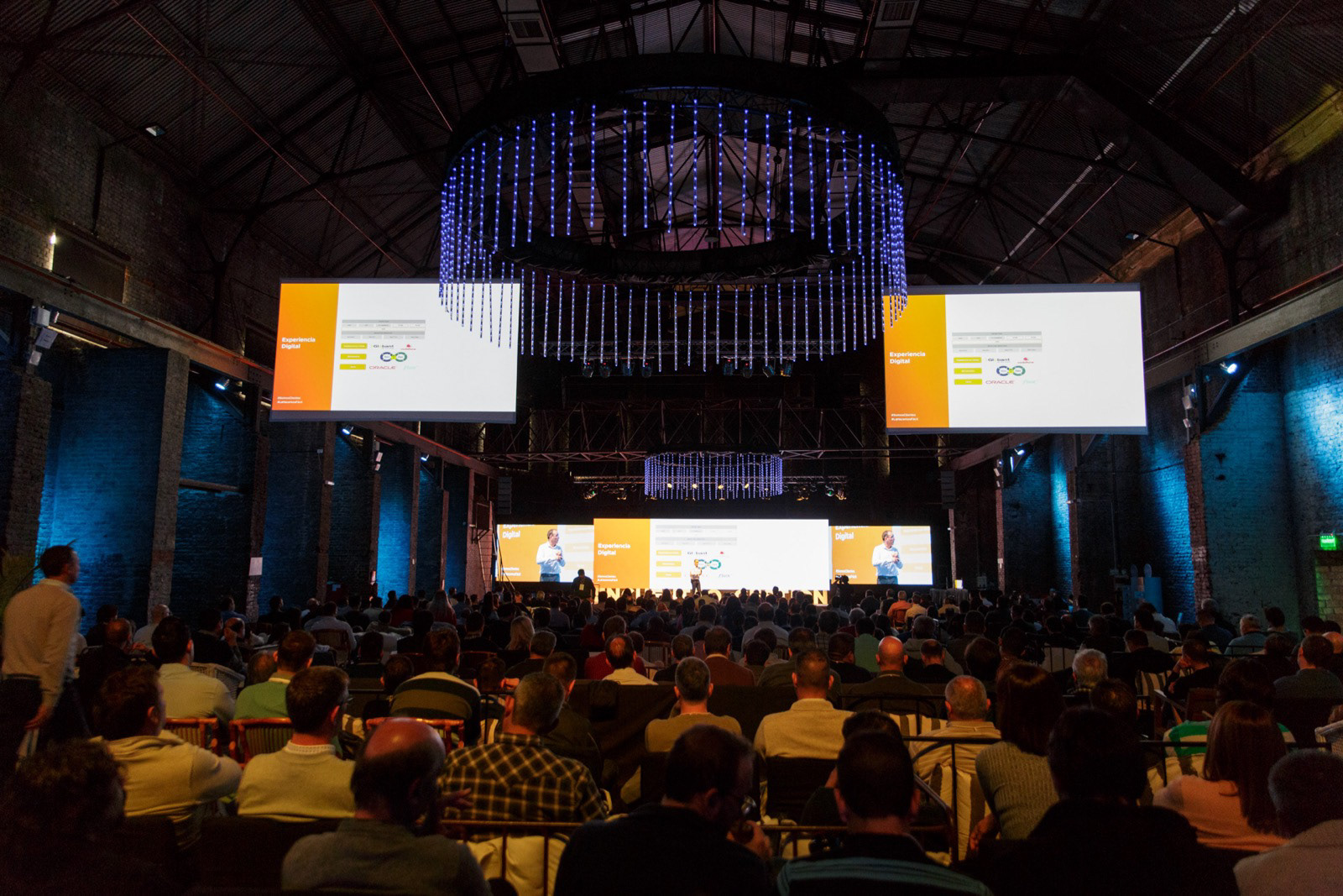 Professional coverage for social events and elegant galas in Missouri. Capturing the energy, candid reactions, and key highlights of celebrations with a discreet documentary approach.