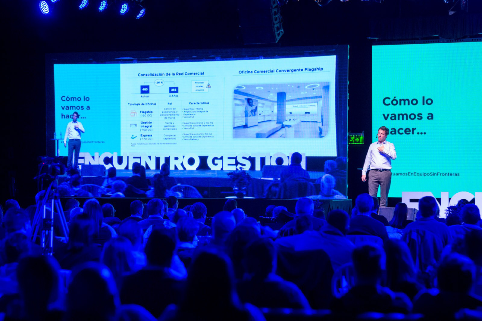 Large-scale event photography for networking conferences and corporate summits in Kansas City. Expert in capturing crowd energy and brand visibility for international sponsors.