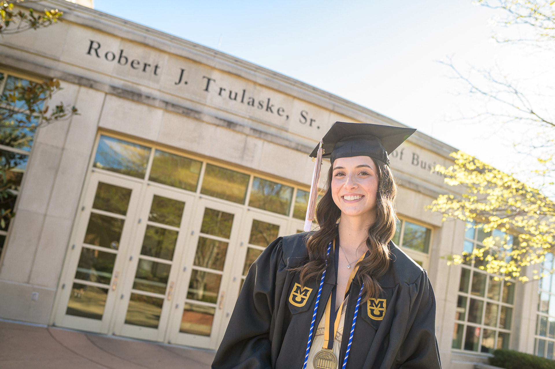 Graduation photo session in Columbia, MO. Professional portraits for university students across the Missouri region by Fernando Porpora Photography.