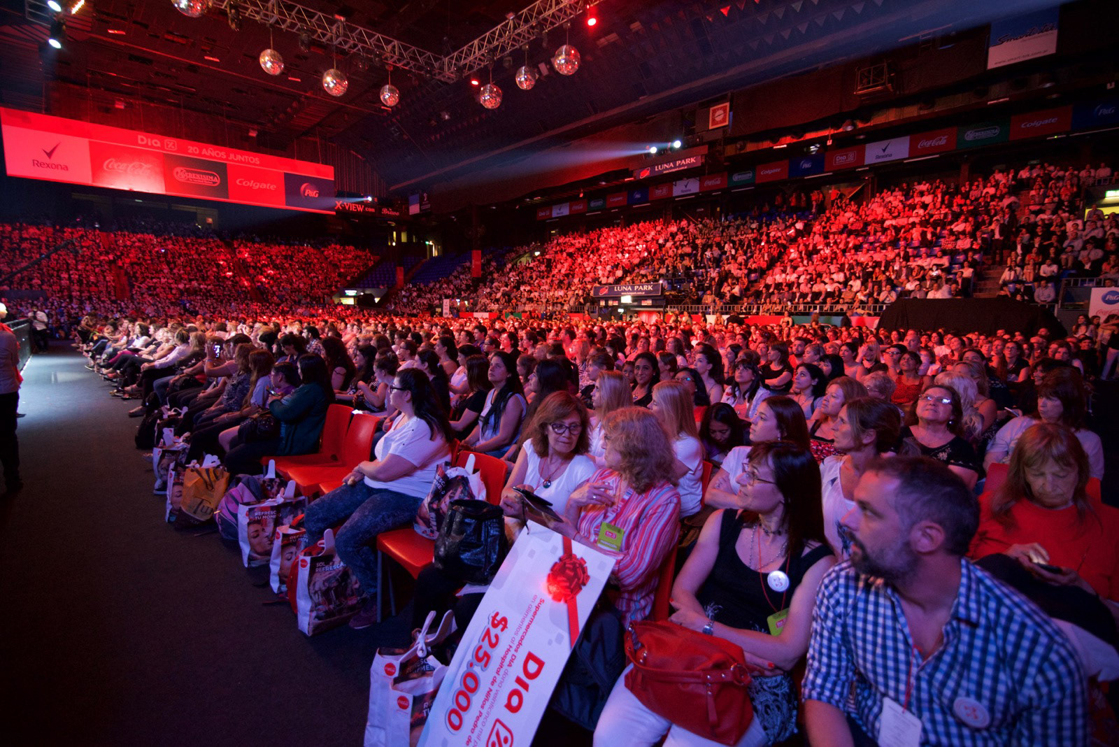 Professional coverage for social events and elegant galas in Missouri. Capturing the energy, candid reactions, and key highlights of celebrations with a discreet documentary approach.