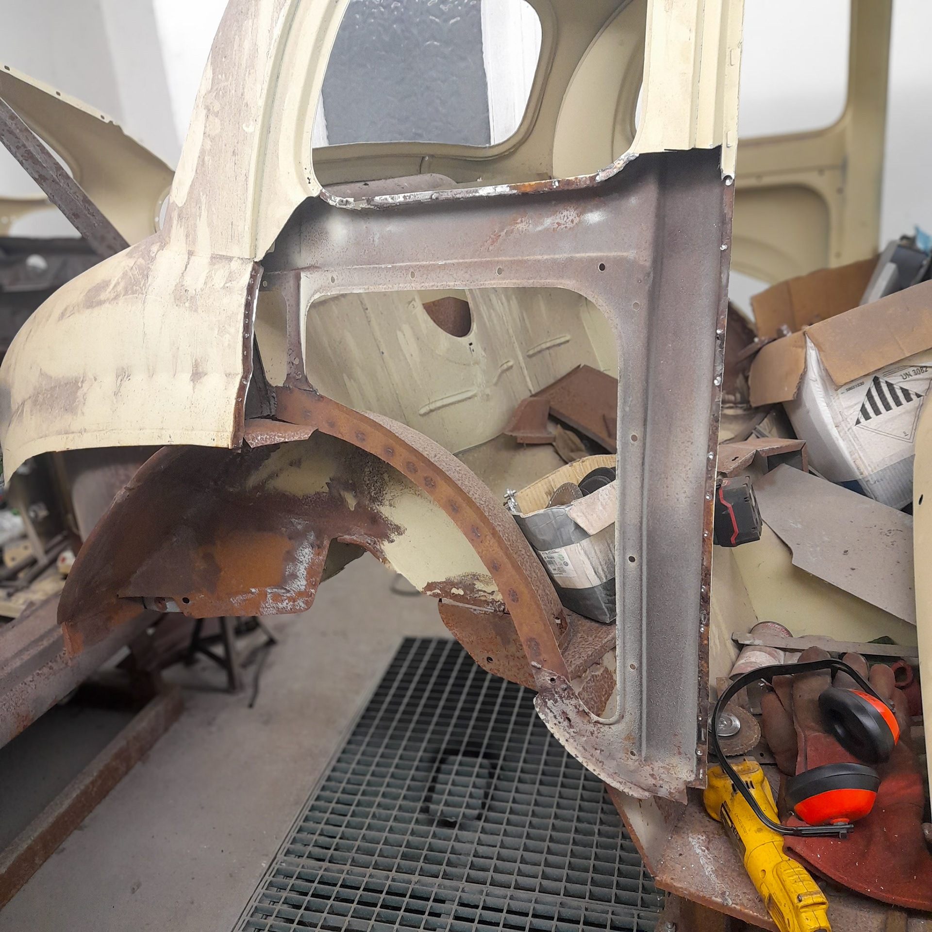 The o/s quarter panel was rotten on the lower window flange. Cars with opening windows always rot worse here than those with fixed glass