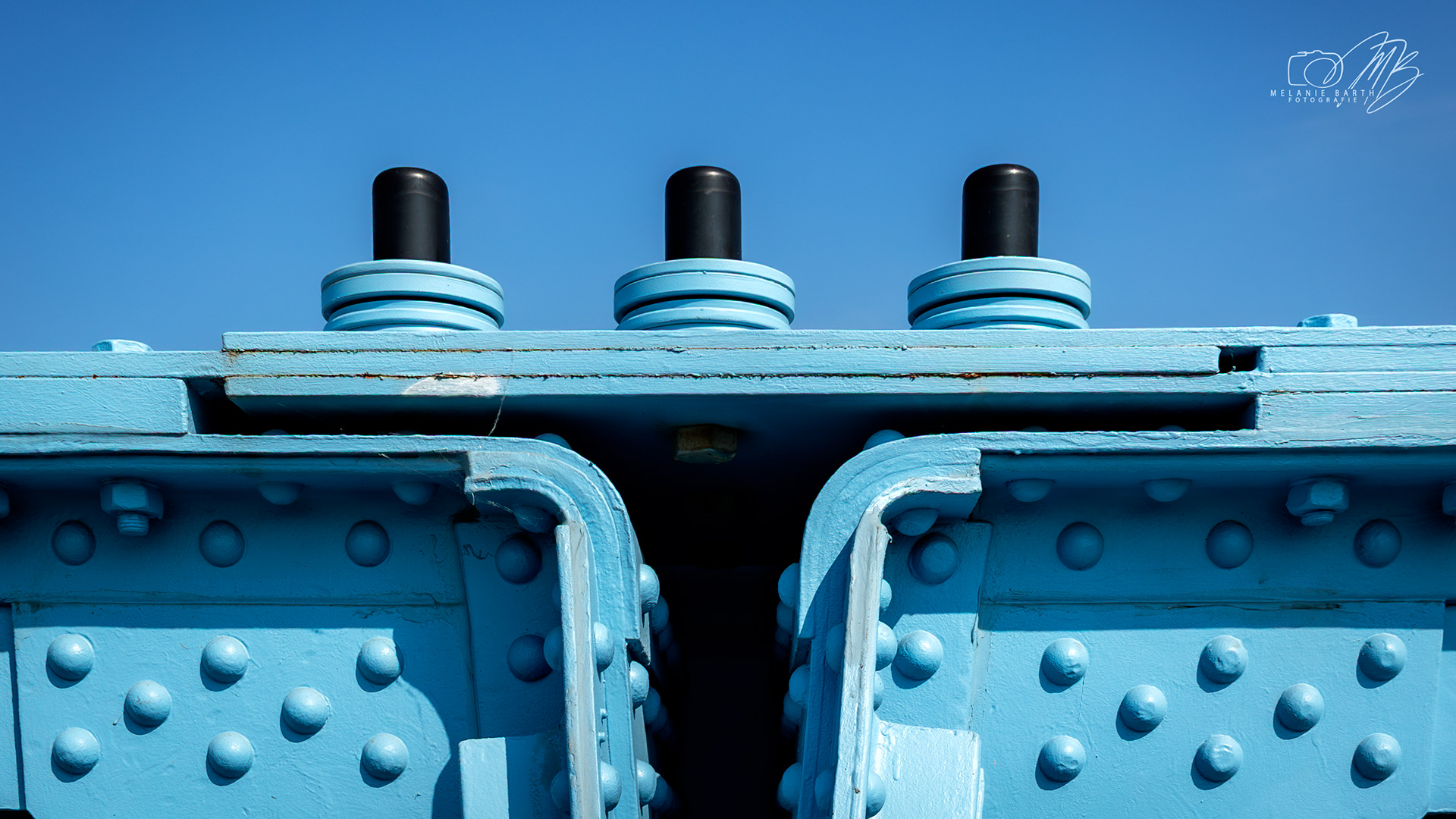 Nieten und Schrauben verbinden Stahl