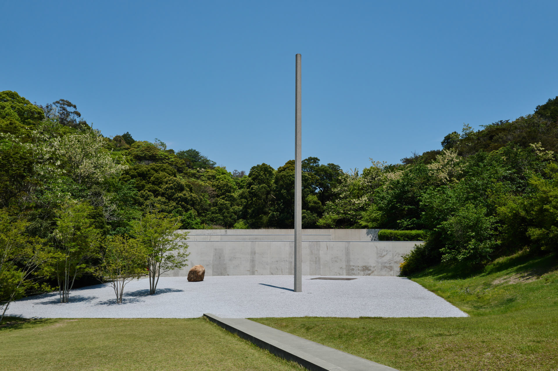 李禹煥美術館（柱の広場）/ 李禹煥・安藤忠雄