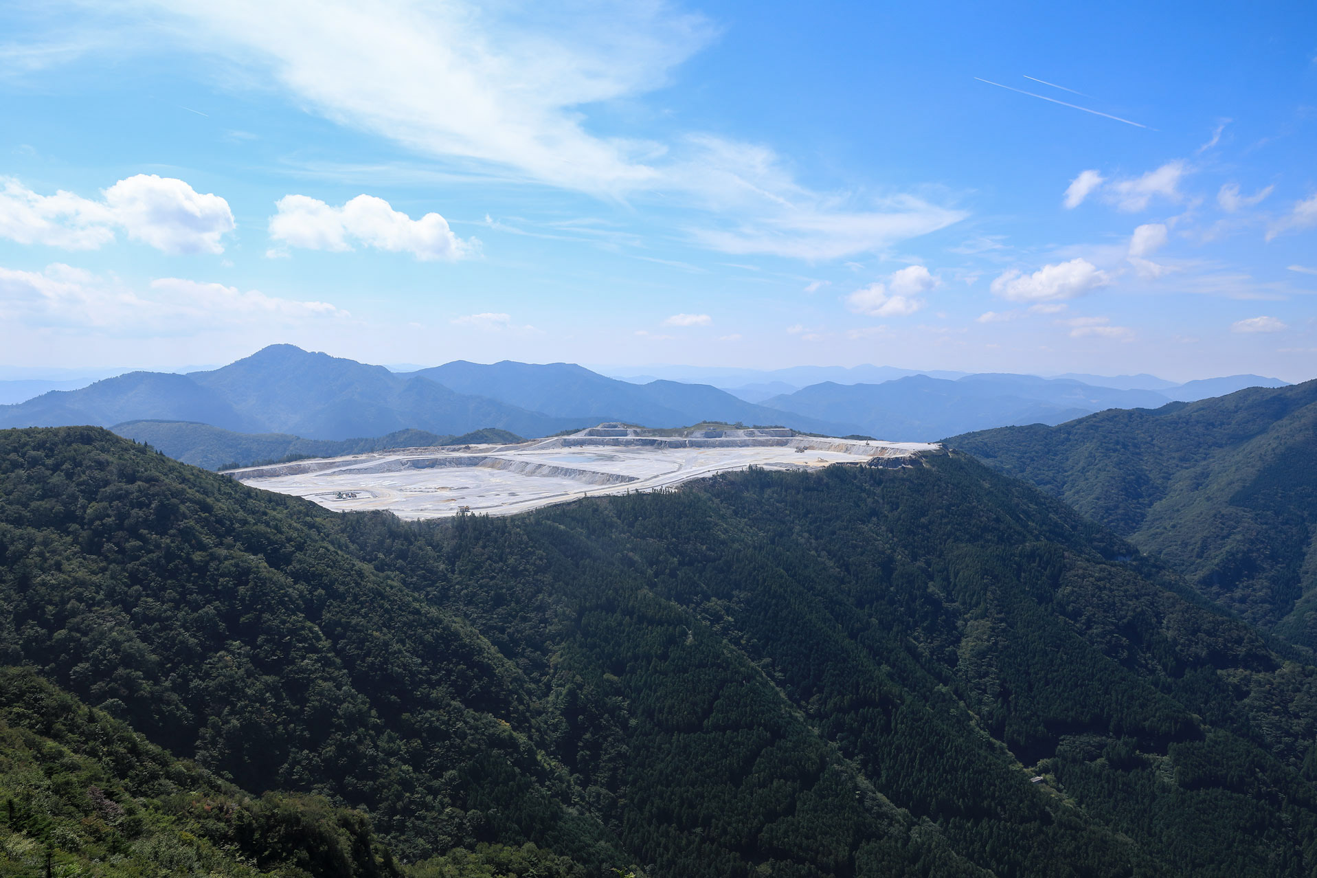 鳥形山石灰石鉱山​​​​​​​を臨む