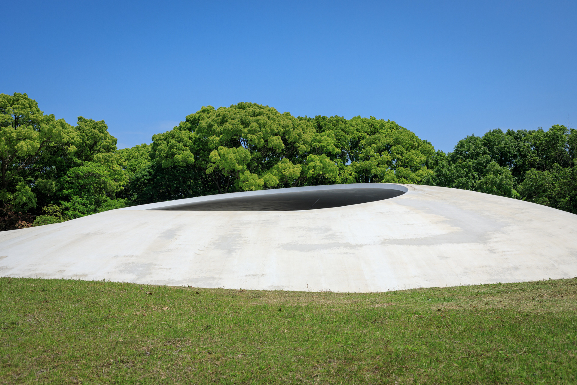 豊島美術館 / 内藤礼・ 西沢立衛
