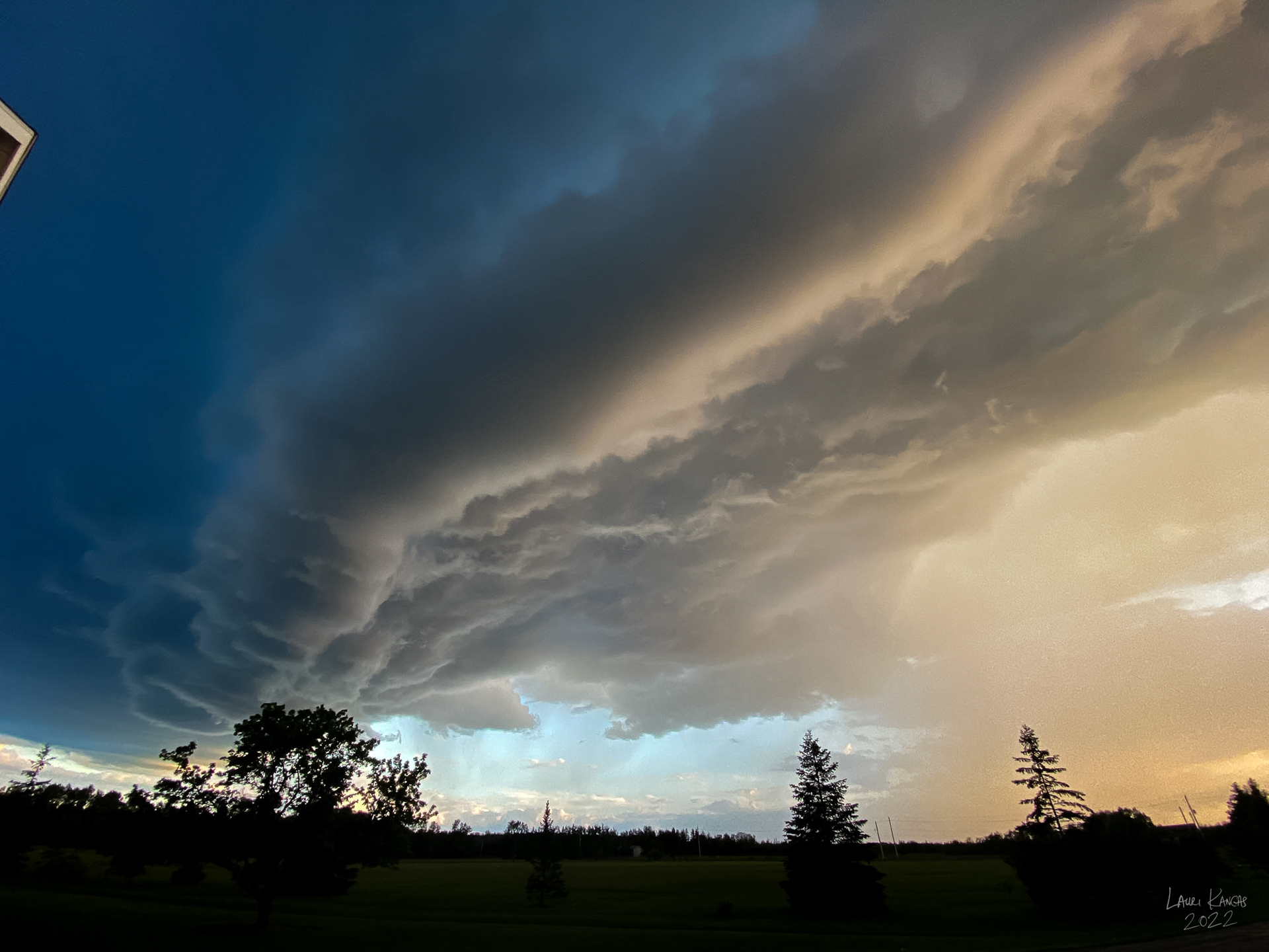 Shelf Cloud (possibly a Roll Cloud) before thunderstorm - June 15, 2022