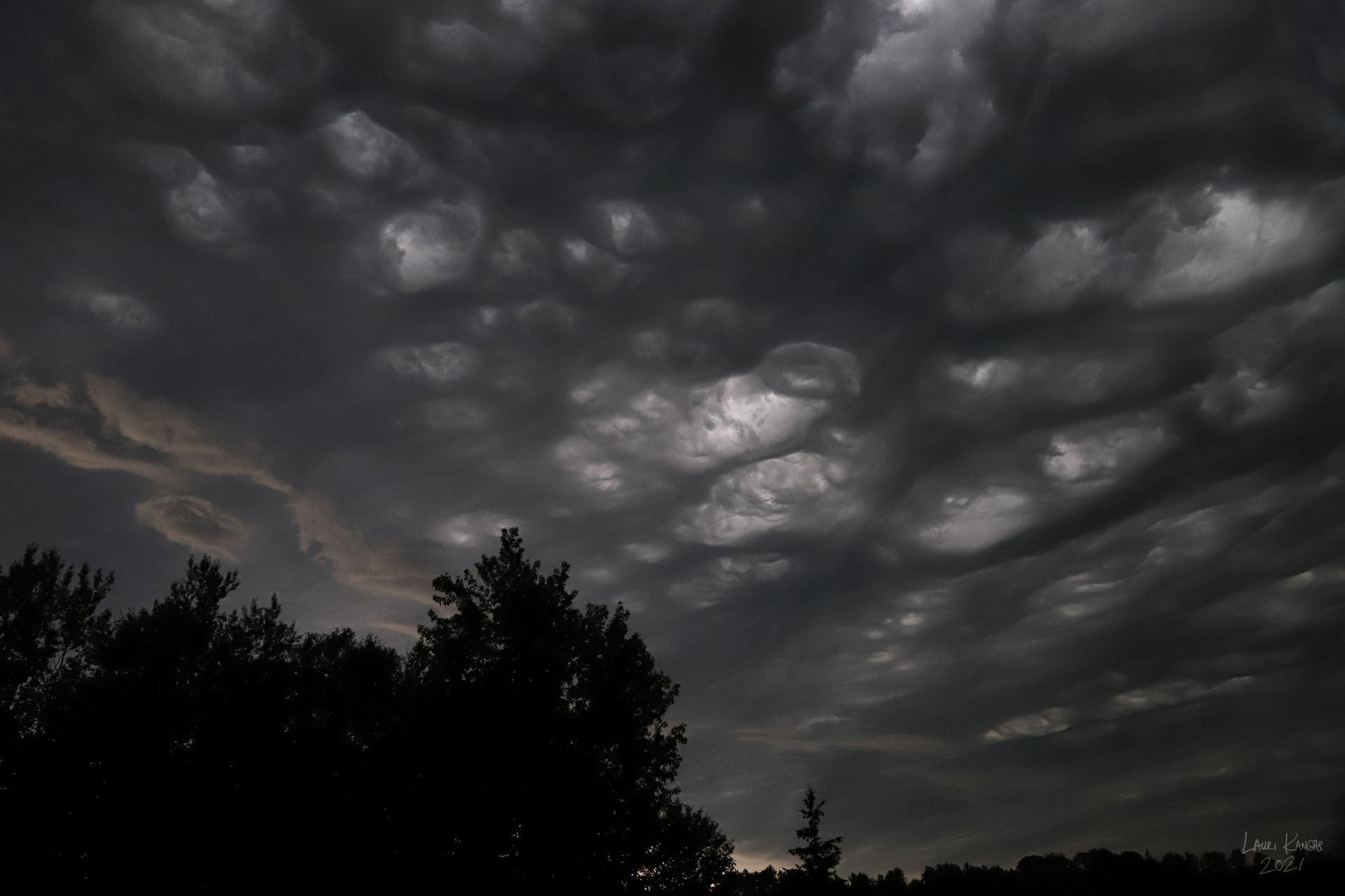 Lacunosus Clouds that developed just before a thunderstorm - June 17, 2021 