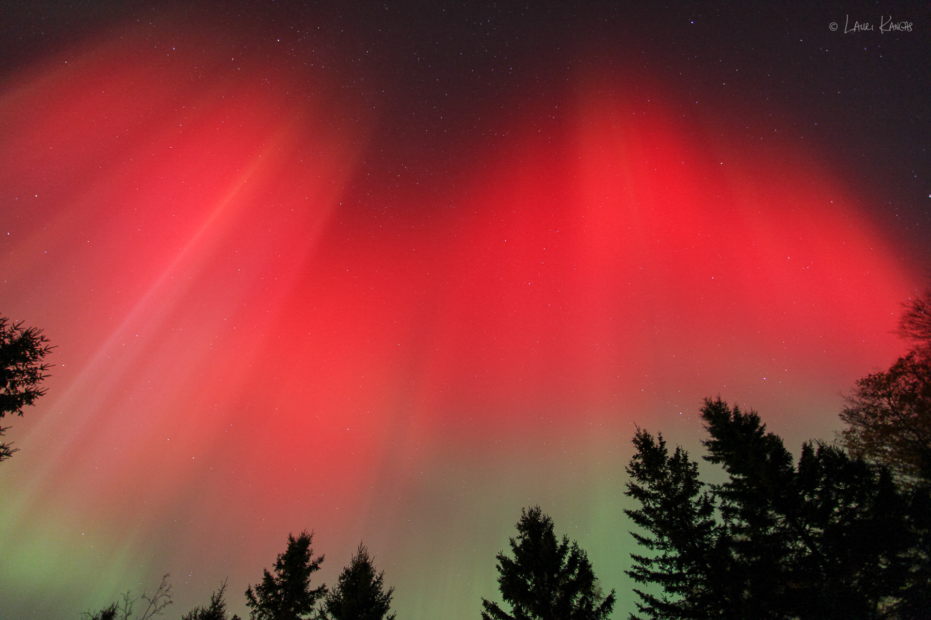 Amazing Red Aurora - October 24, 2011