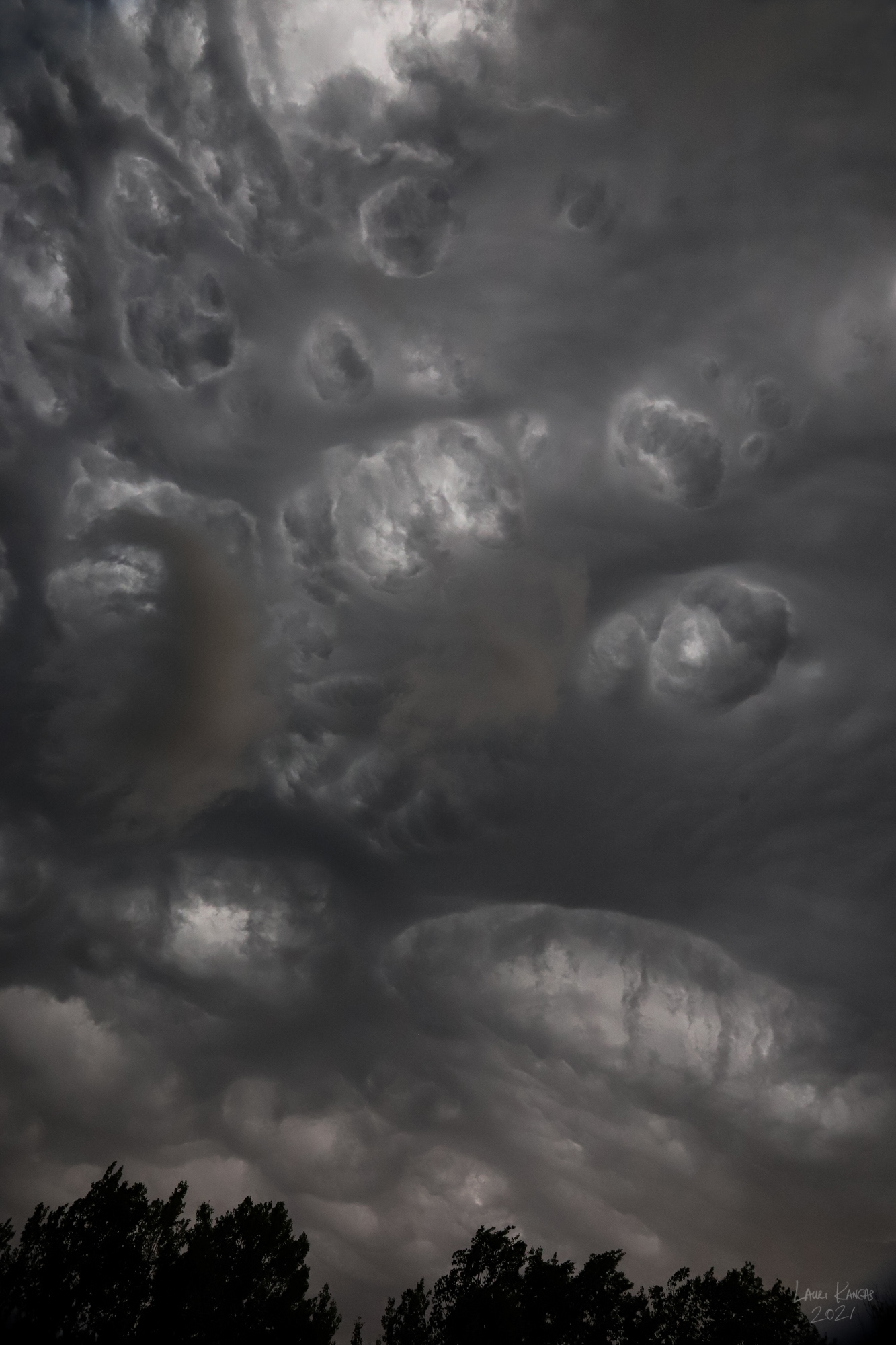 Lacunosus Clouds that developed just before a thunderstorm - June 17, 2021 