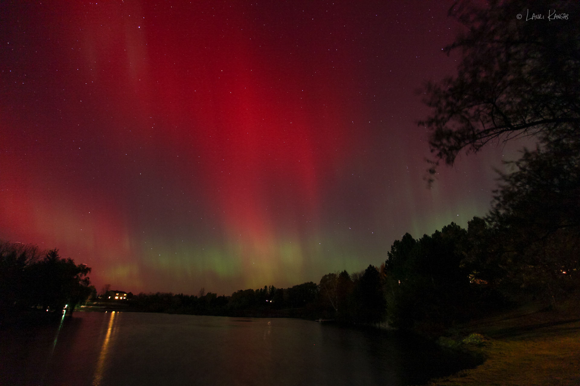 Amazing Red Aurora - October 24, 2011