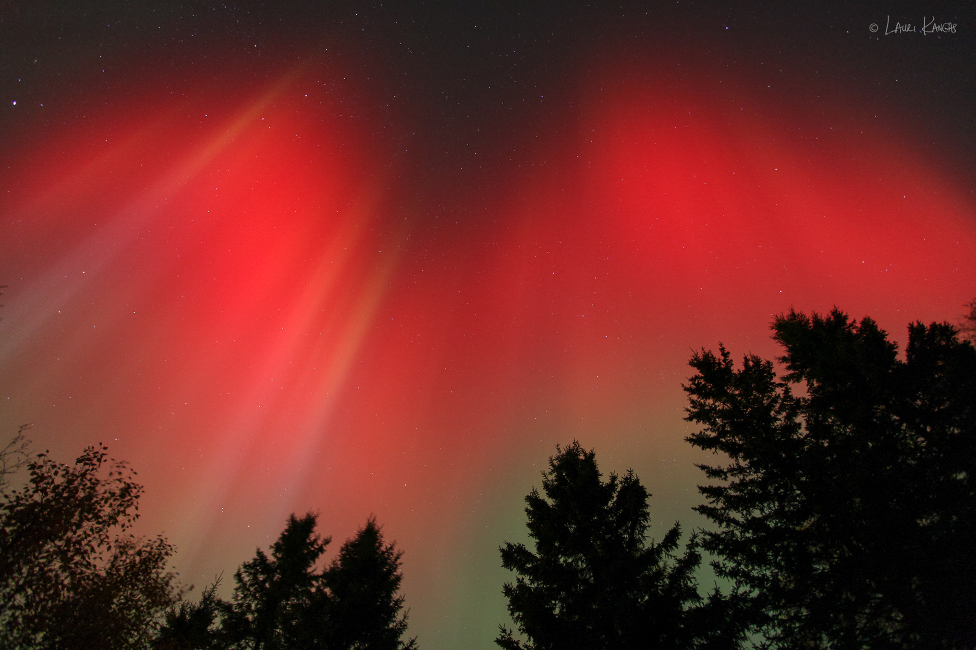 Amazing Red Aurora - October 24, 2011