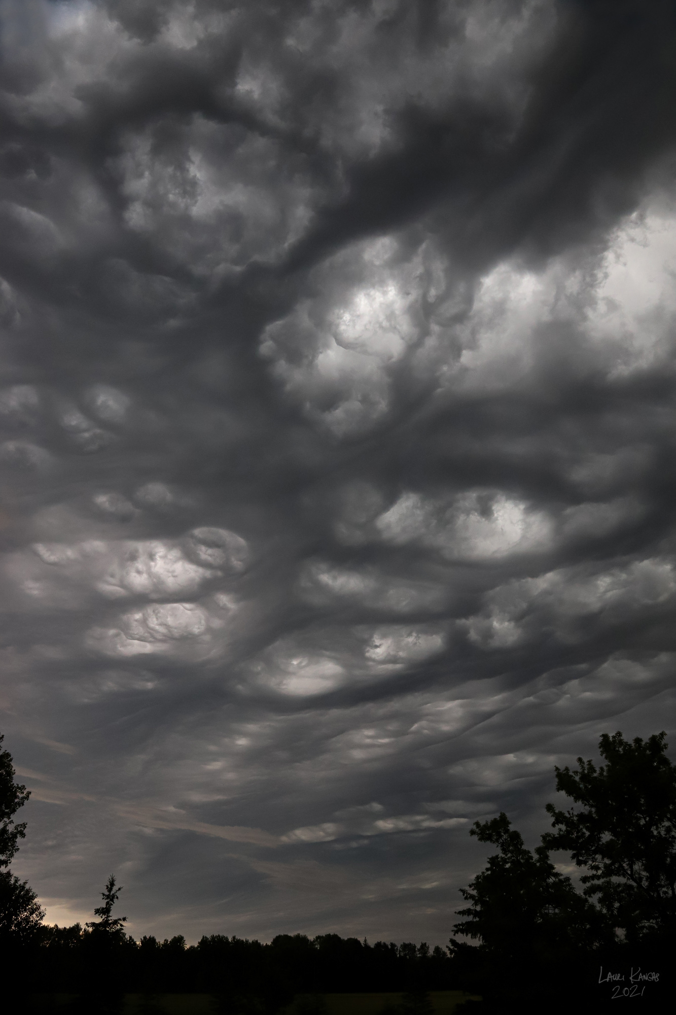 Lacunosus Clouds that developed just before a thunderstorm - June 17, 2021 