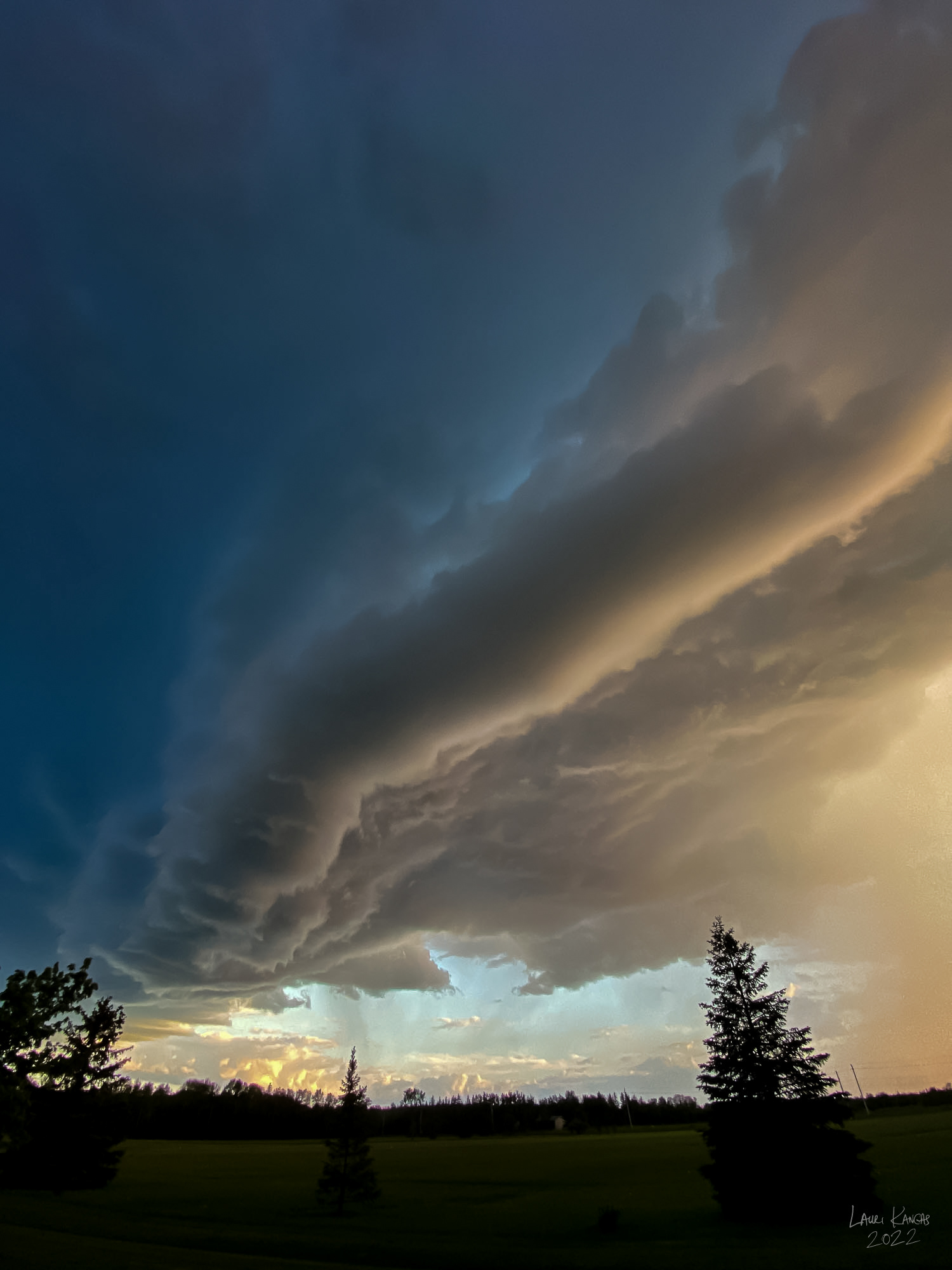 Shelf Cloud (possibly a Roll Cloud) before thunderstorm - June 15, 2022