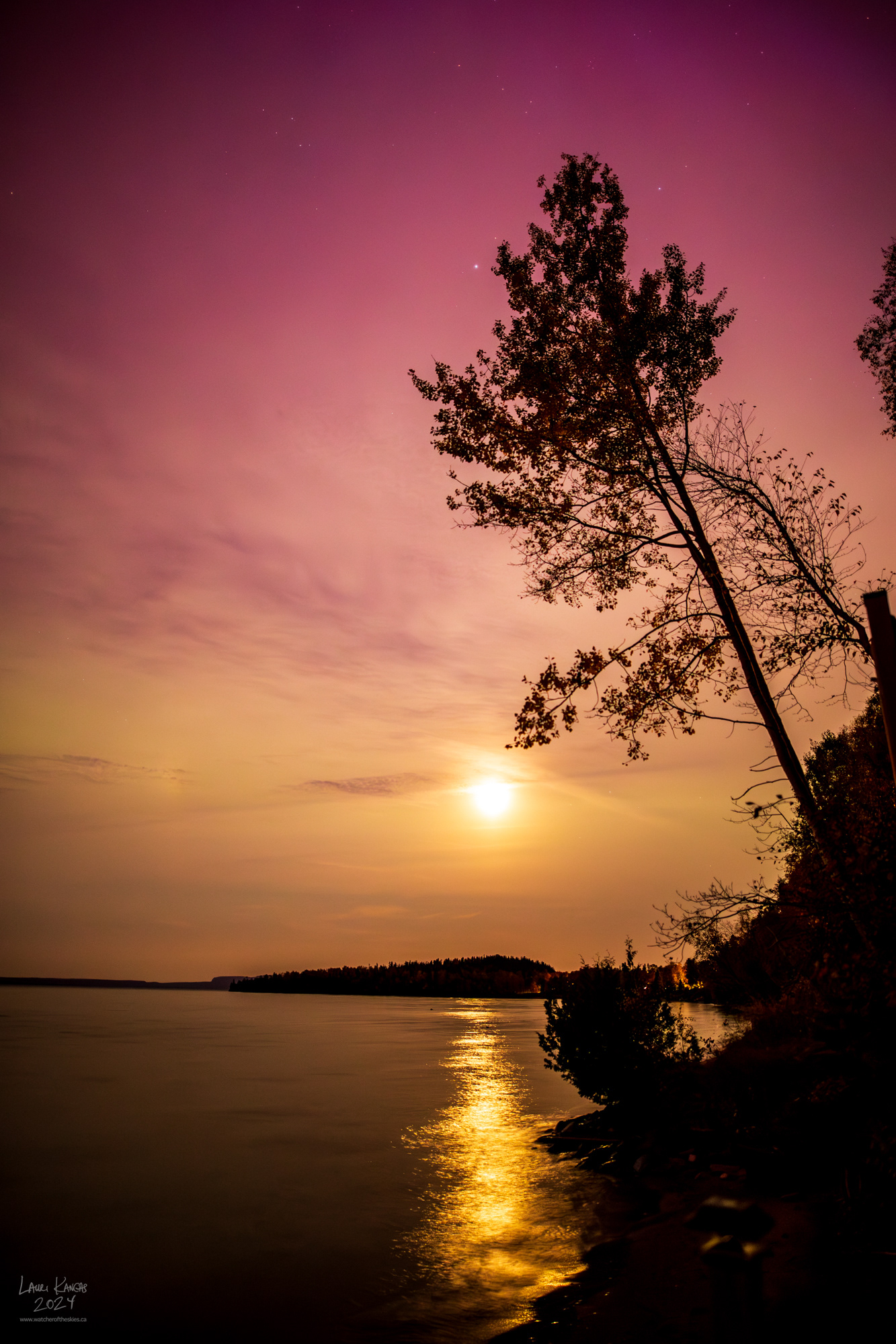 Moonrise during severe G4 Geomagnetic Storm over Amethyst Bay