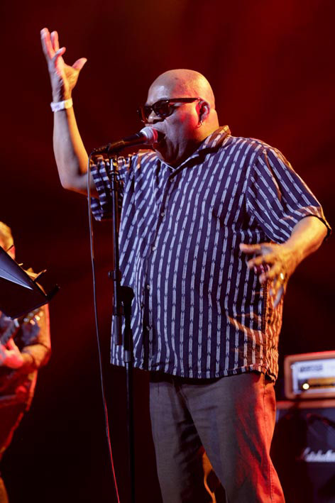Barrence Whitfield