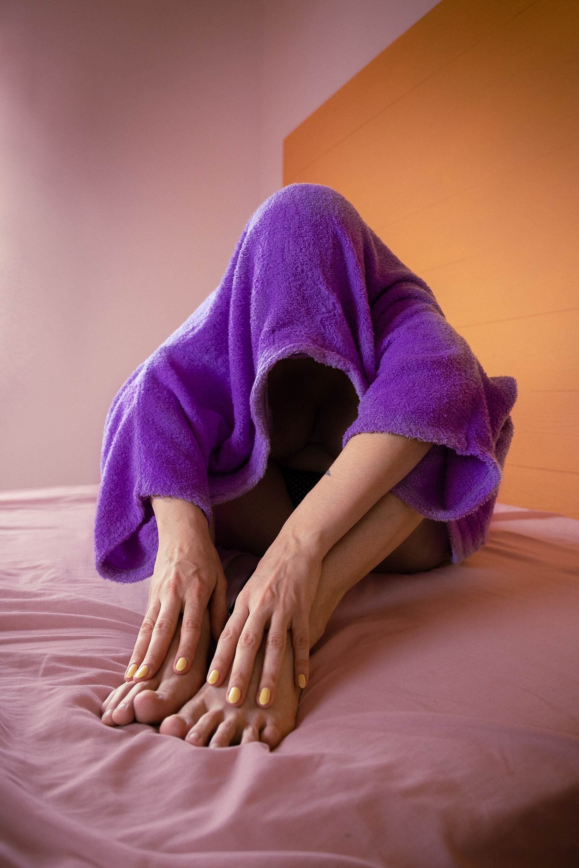 Autorretrato con bata violeta (2022)