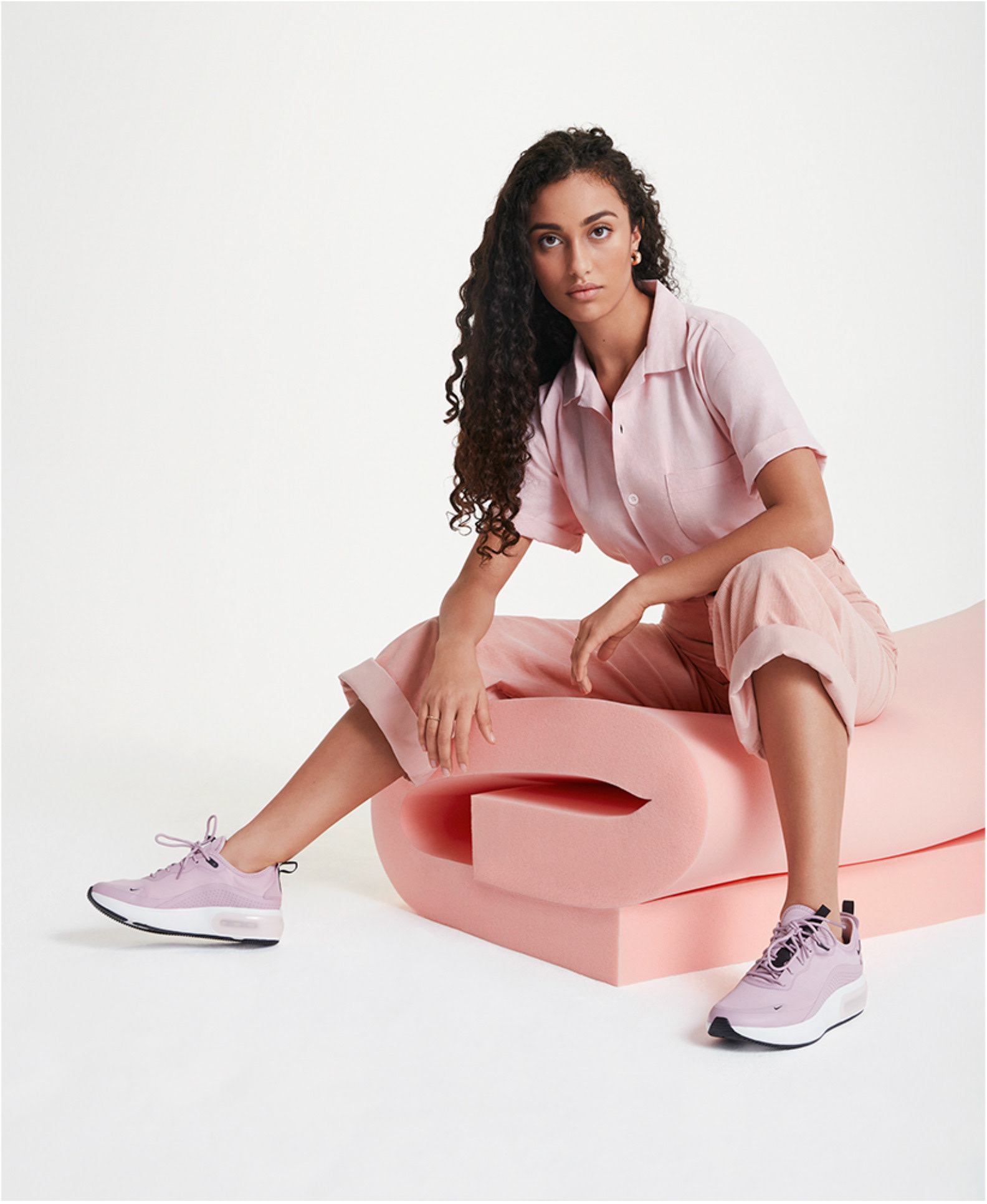 Assistante plateau, campagne Nike Air Max Dia par Charlotte Abramow /Cheffe Décoratrice, Lucie Beauvert