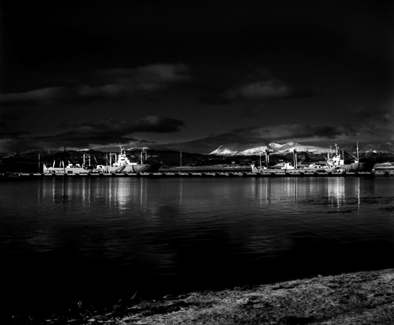 Puerto de Ushuaia (Gelatina de plata tonificada al selenio)