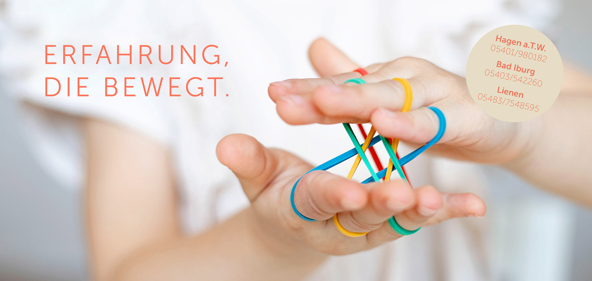 Kinderhände, die bunte Gummibänder zwischen den Fingern spannen – Symbol für Geschicklichkeit, Bewegung und spielerisches Lernen. Claim: Erfahrung, die bewegt.