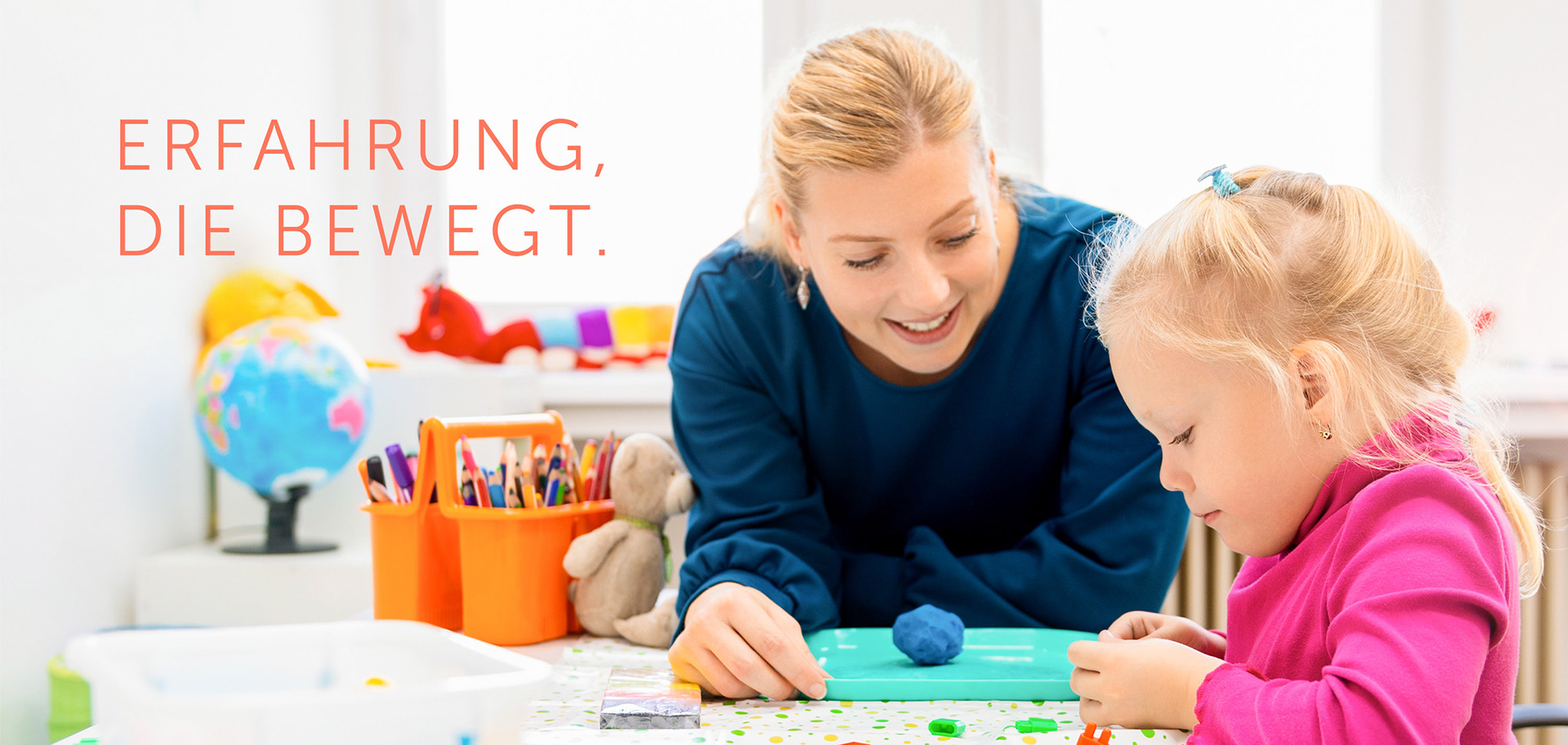 Ergotherapeutin spielt mit kleinem Mädchen in hellen, freundlichen Räumen der Ergotheraphie Rosenthal – Förderung von Feinmotorik und Kreativität in der Kinder-Ergotherapie.