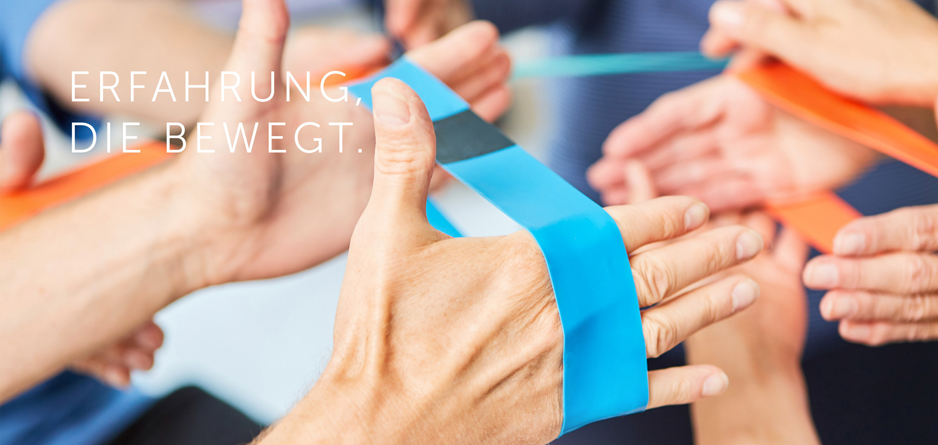 Gruppentherapie mit bunten Therapiebändern – motorisches Training in der Ergotherapie zur Förderung von Handkraft und Koordination.