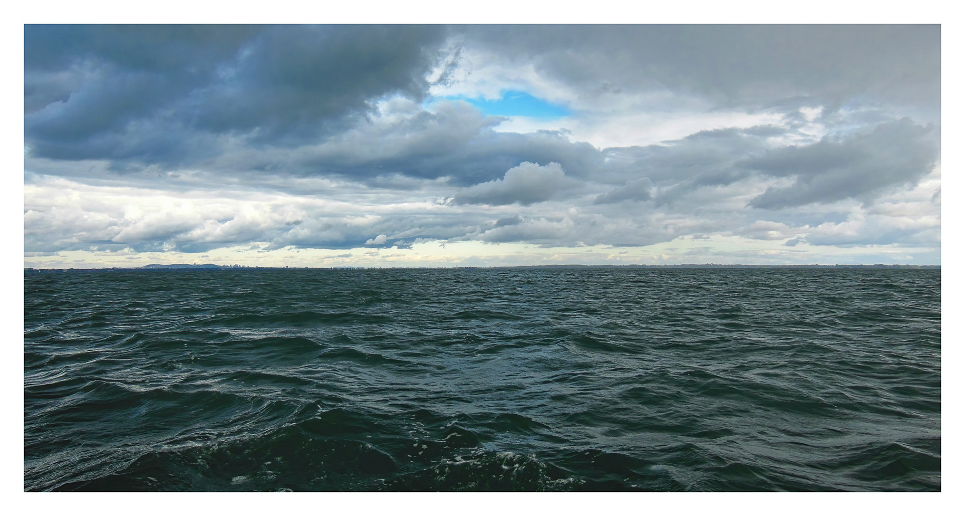 Long view of Lac Saint-Louis