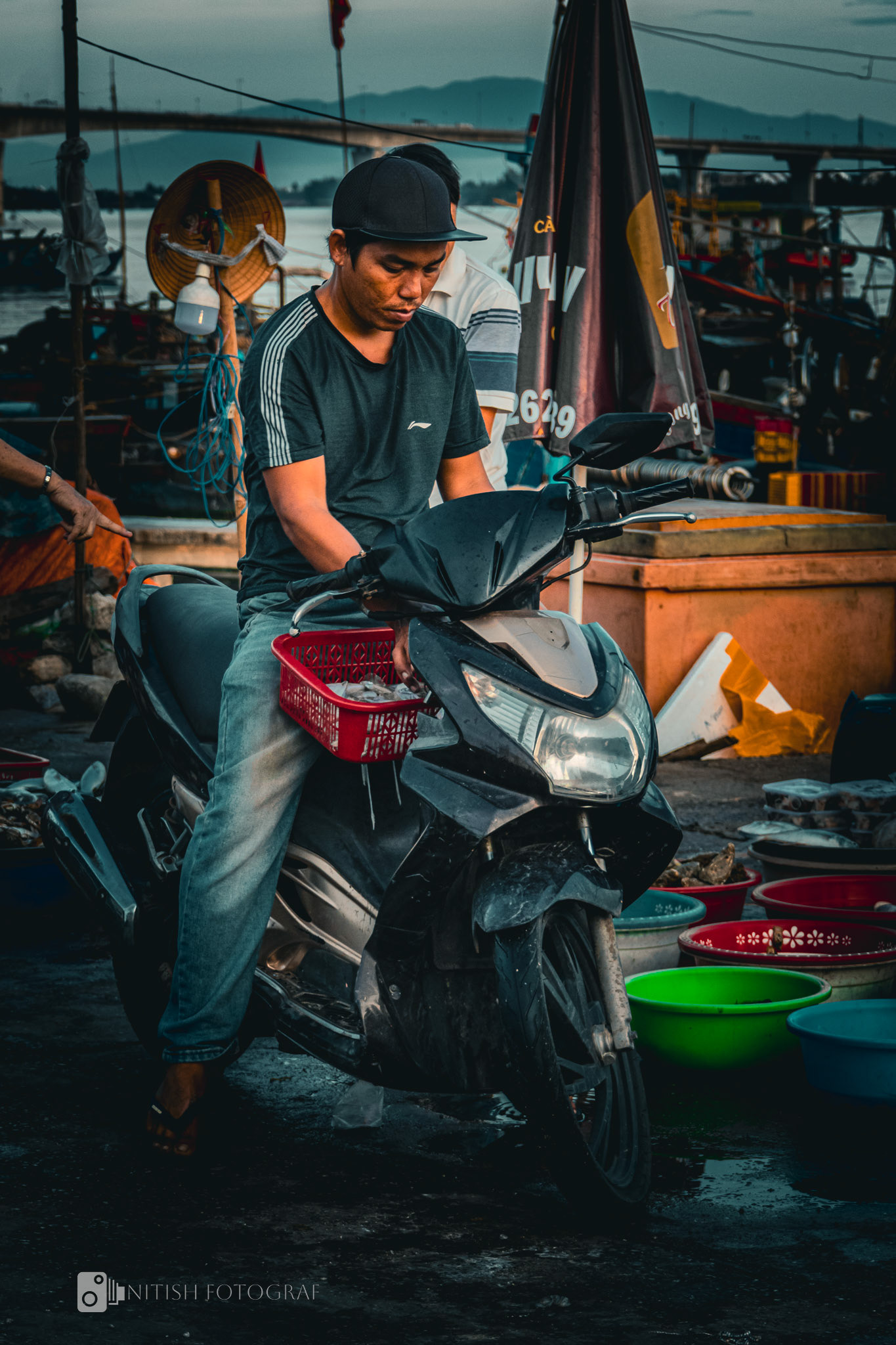 Everyday life on two wheels – a candid moment at the market's edge