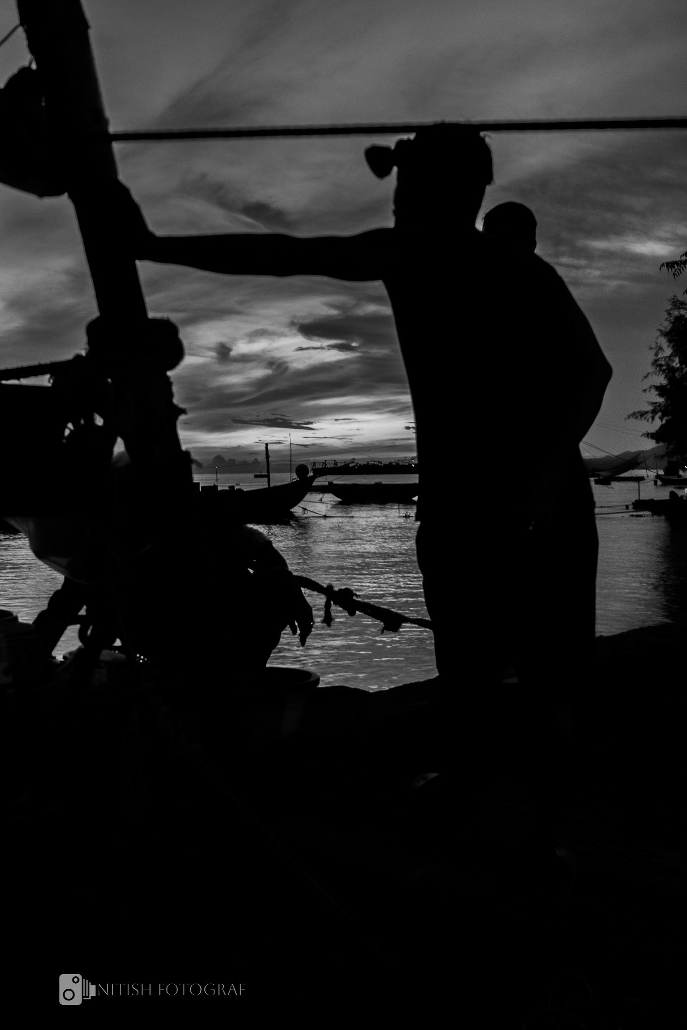 A silhouette against dusk – where day meets the calm of the sea