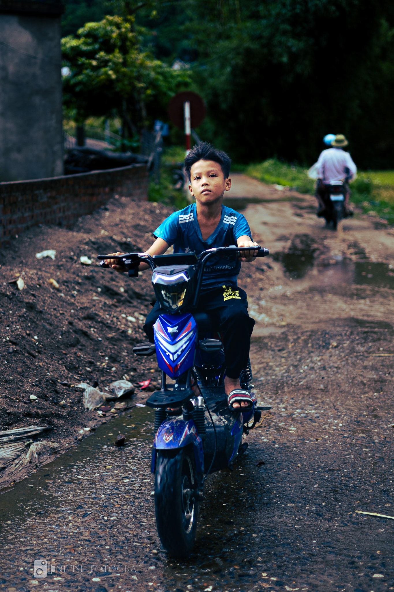Moments of growing independence – a young rider navigating the dirt roads