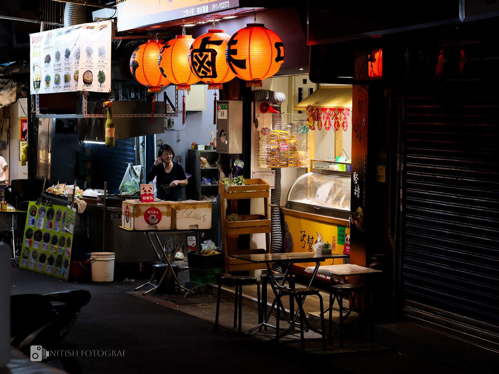 When the streets come alive – a quiet buzz under the glow of lanterns