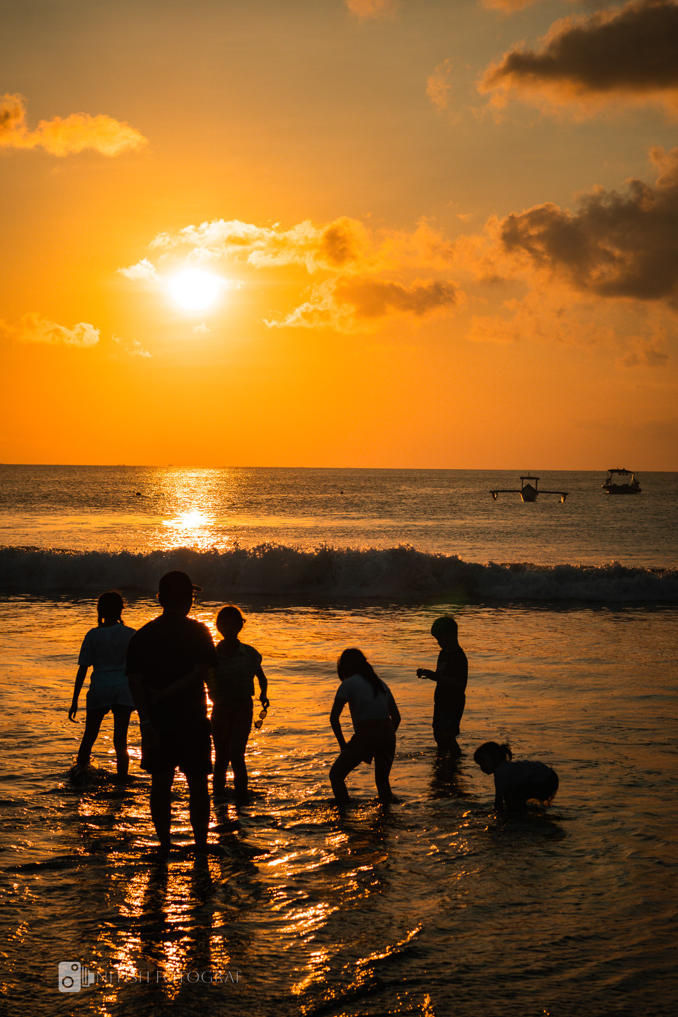 Together under the setting sun – moments that linger forever