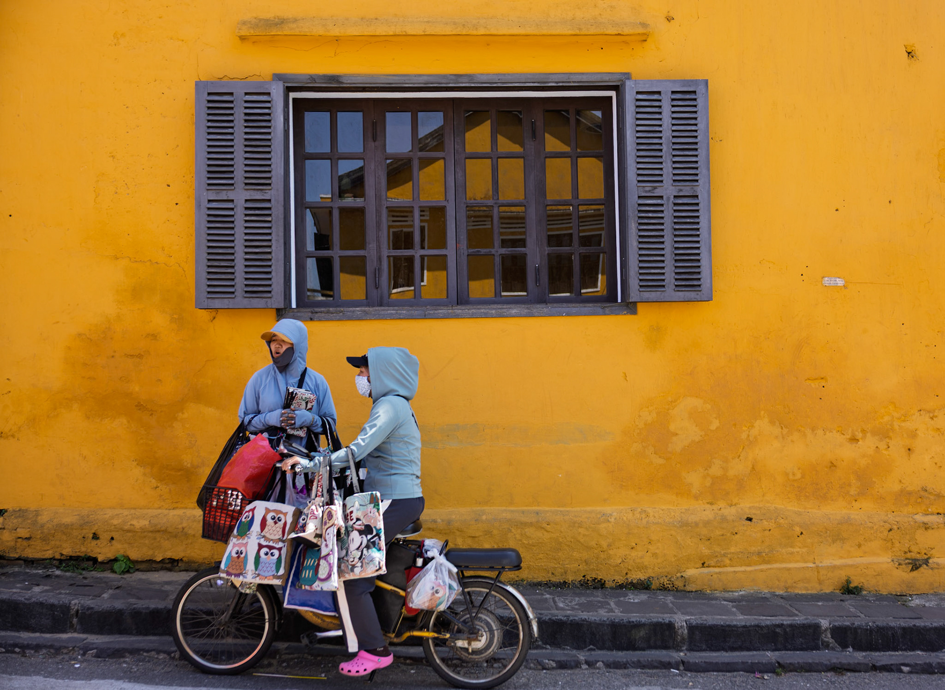 A smile as vibrant as the market itself—life’s simplest joys captured
