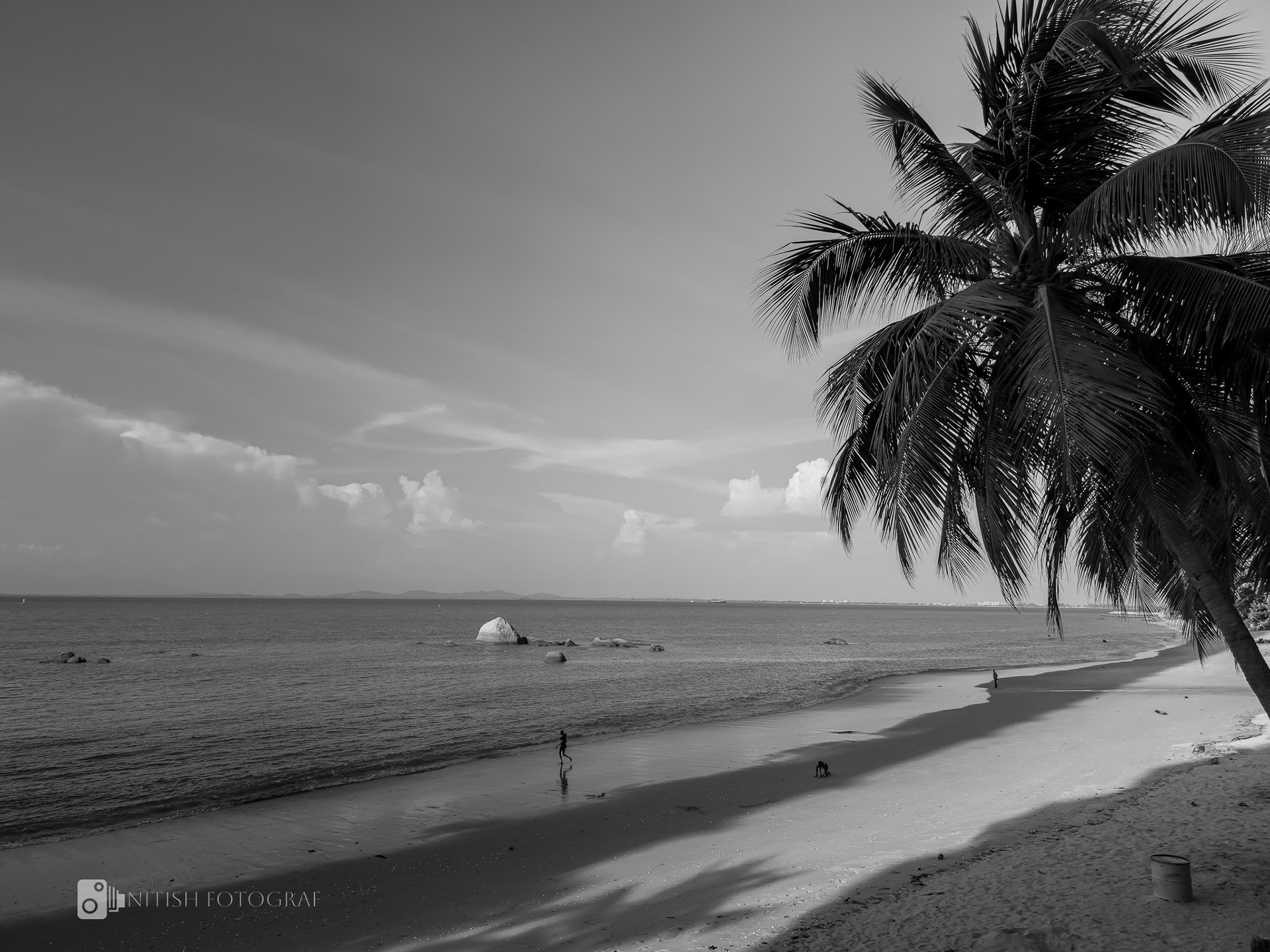A serene shoreline – where the horizon whispers tales of solitude.