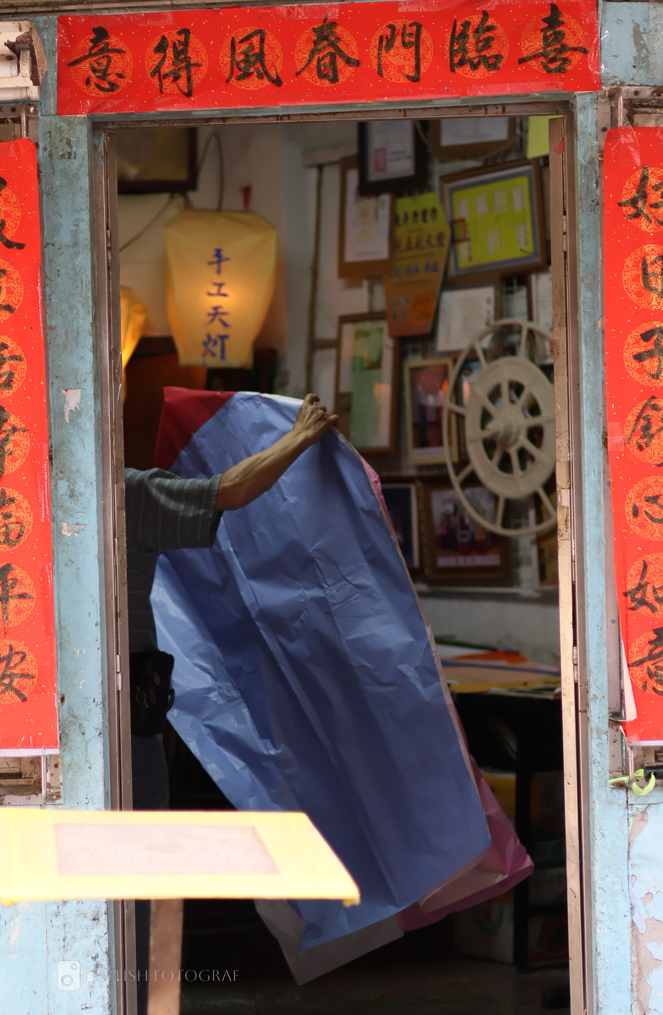 A doorway to tradition – where culture meets the hustle of the street