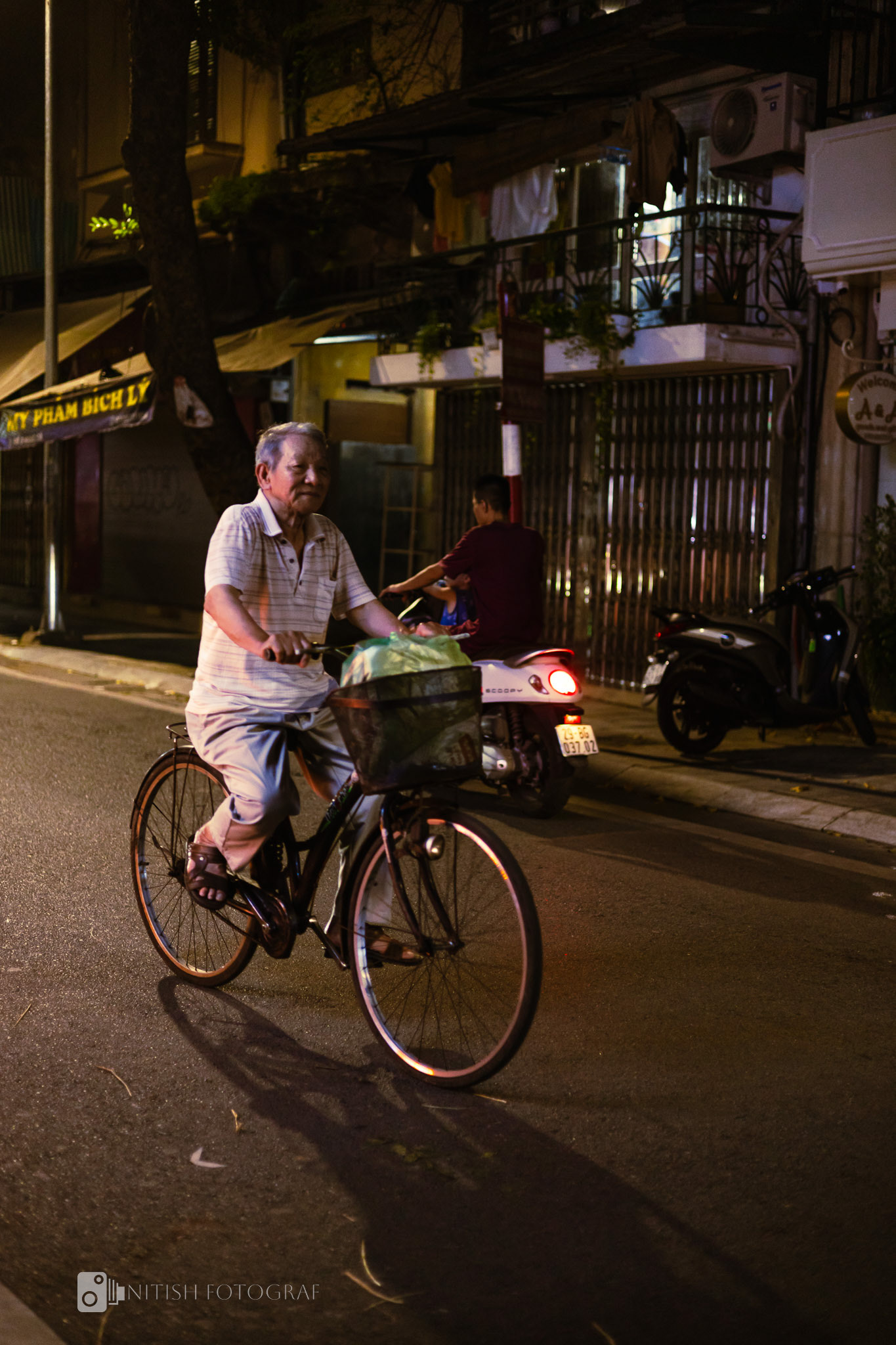 Grace in motion – a quiet ride through the city under the streetlights