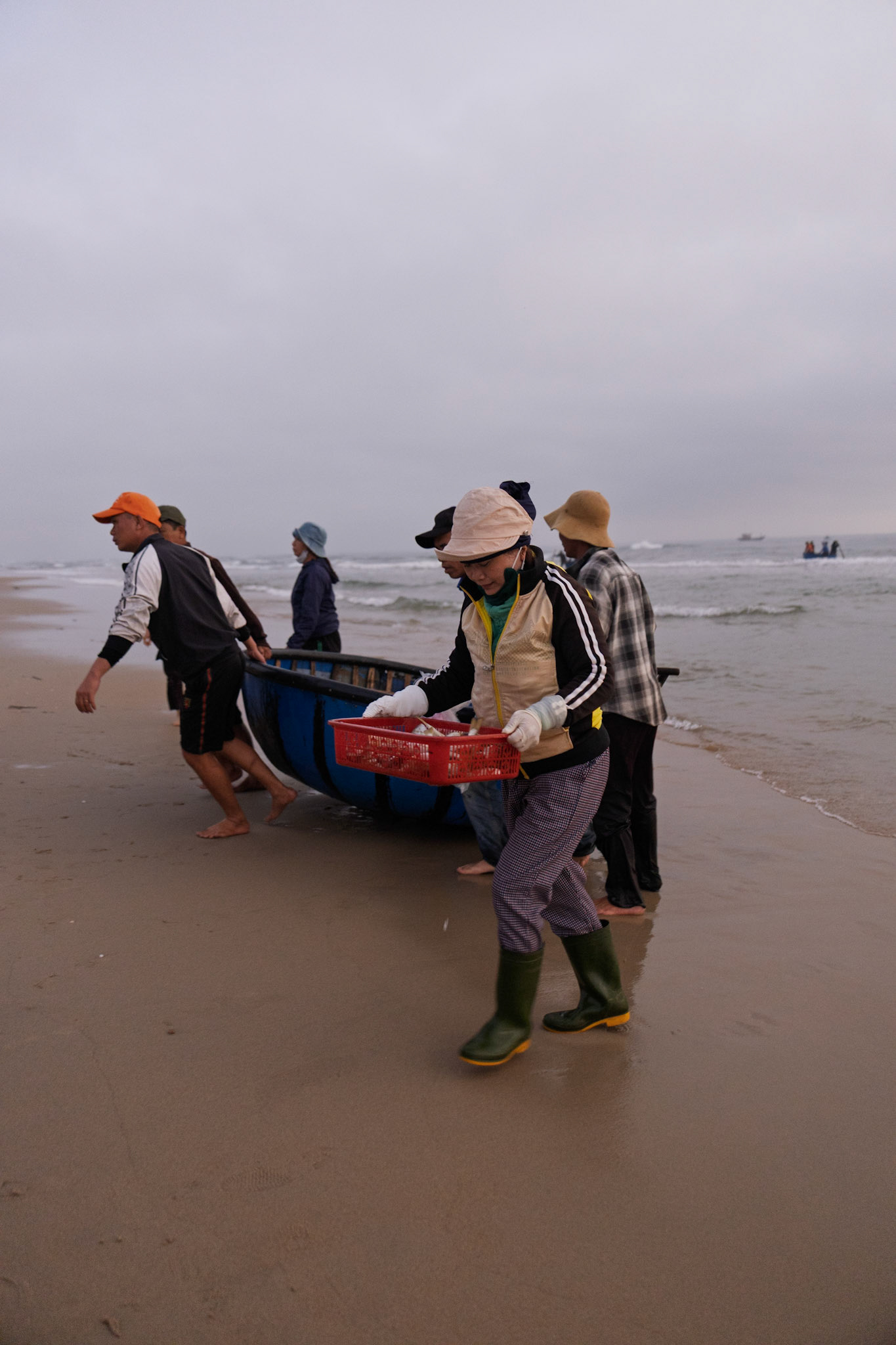 Hands steady, steps firm—carrying the ocean’s bounty ashore