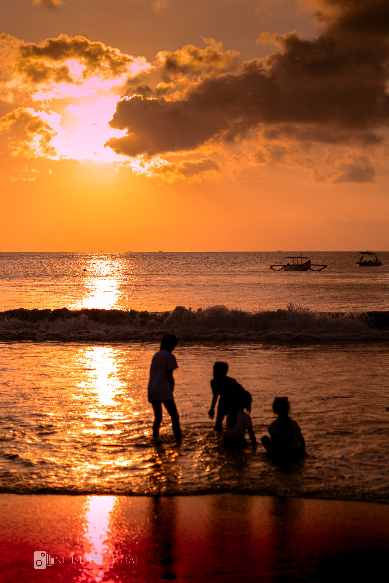Golden moments at dusk – waves washing away the day’s stories