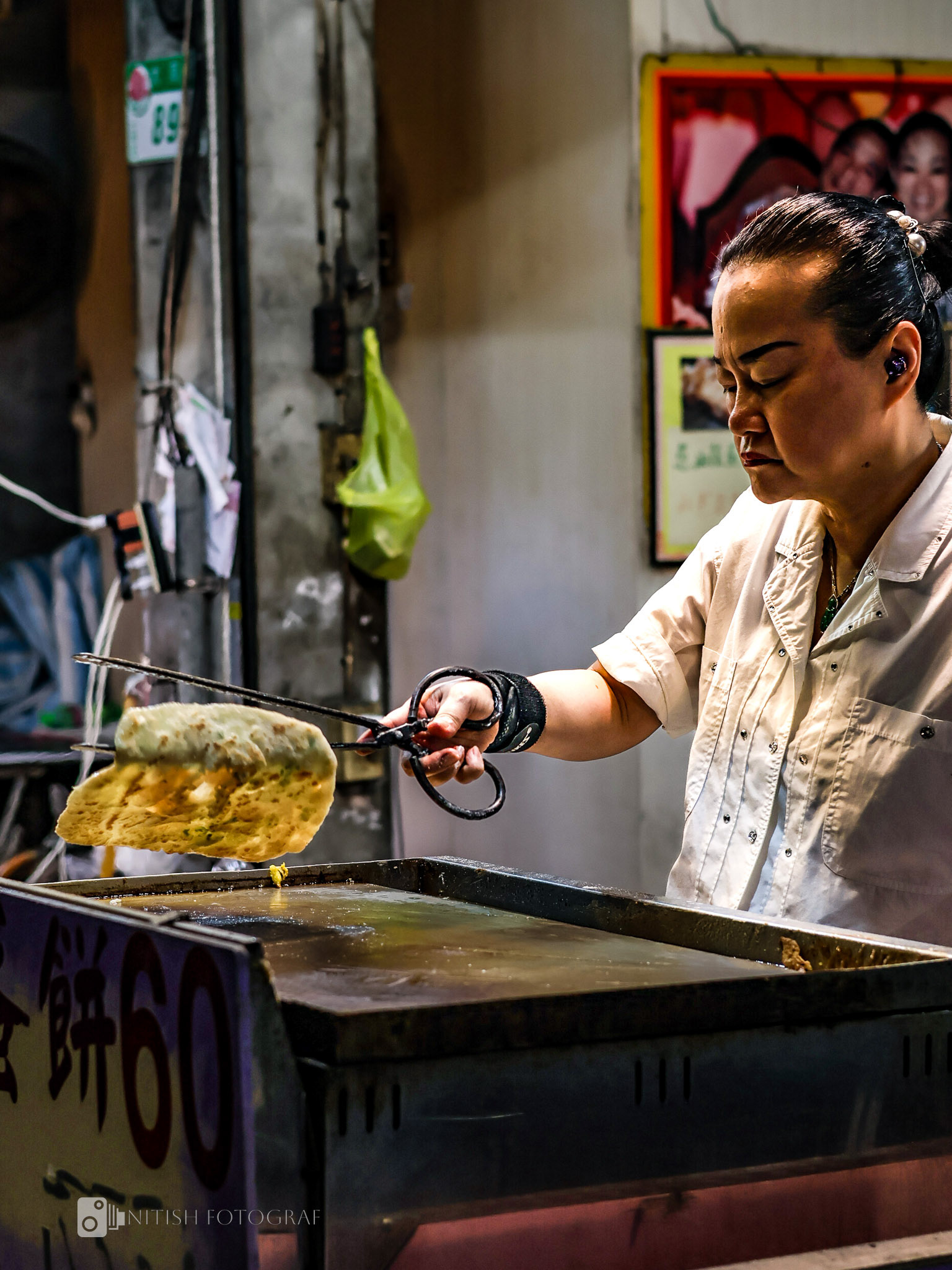 Crafting flavors over a sizzling pan – a glimpse into the vibrant street food culture