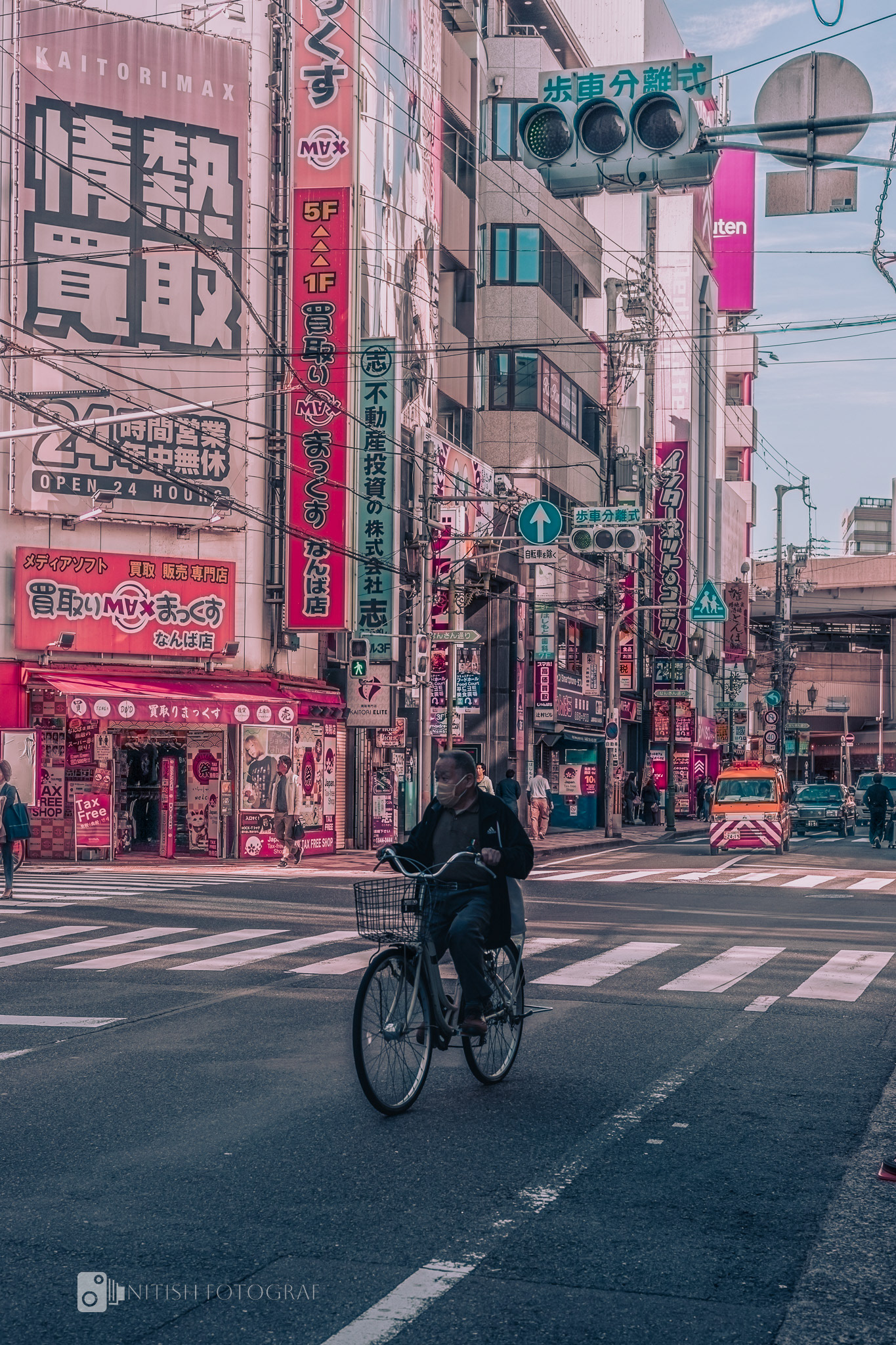 A fleeting moment of calm in the vibrant chaos of the city