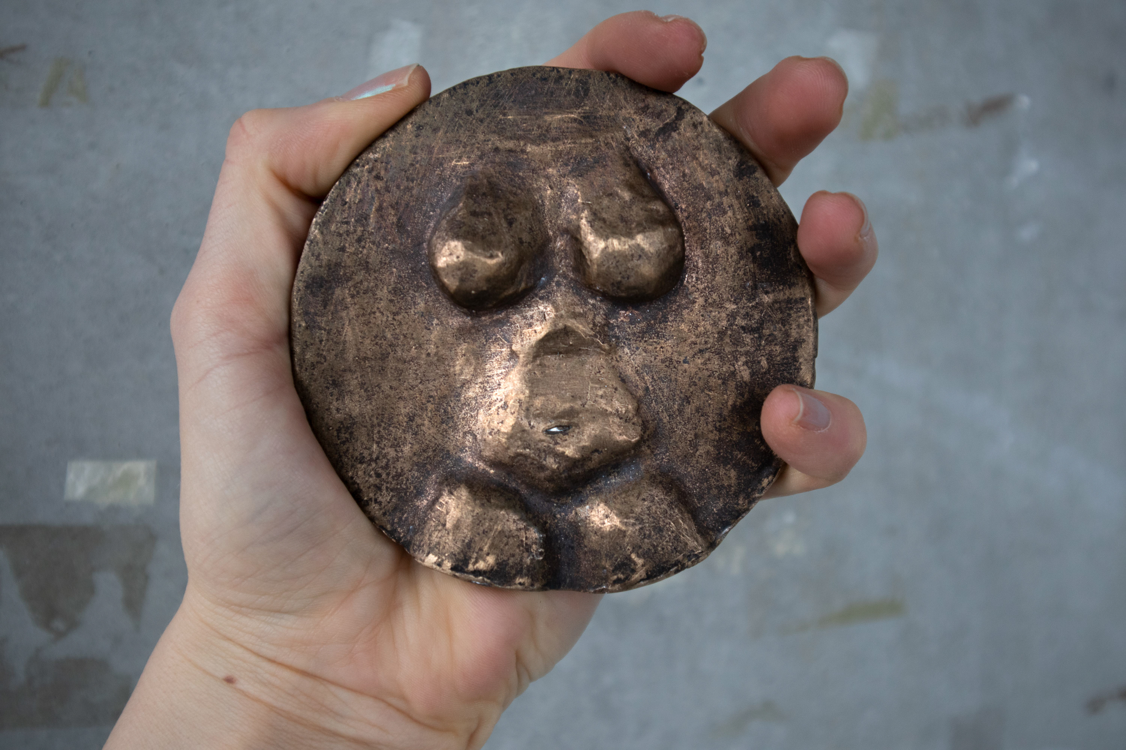 "bodys", bronze figur, artist: meike lütge-kalberlah