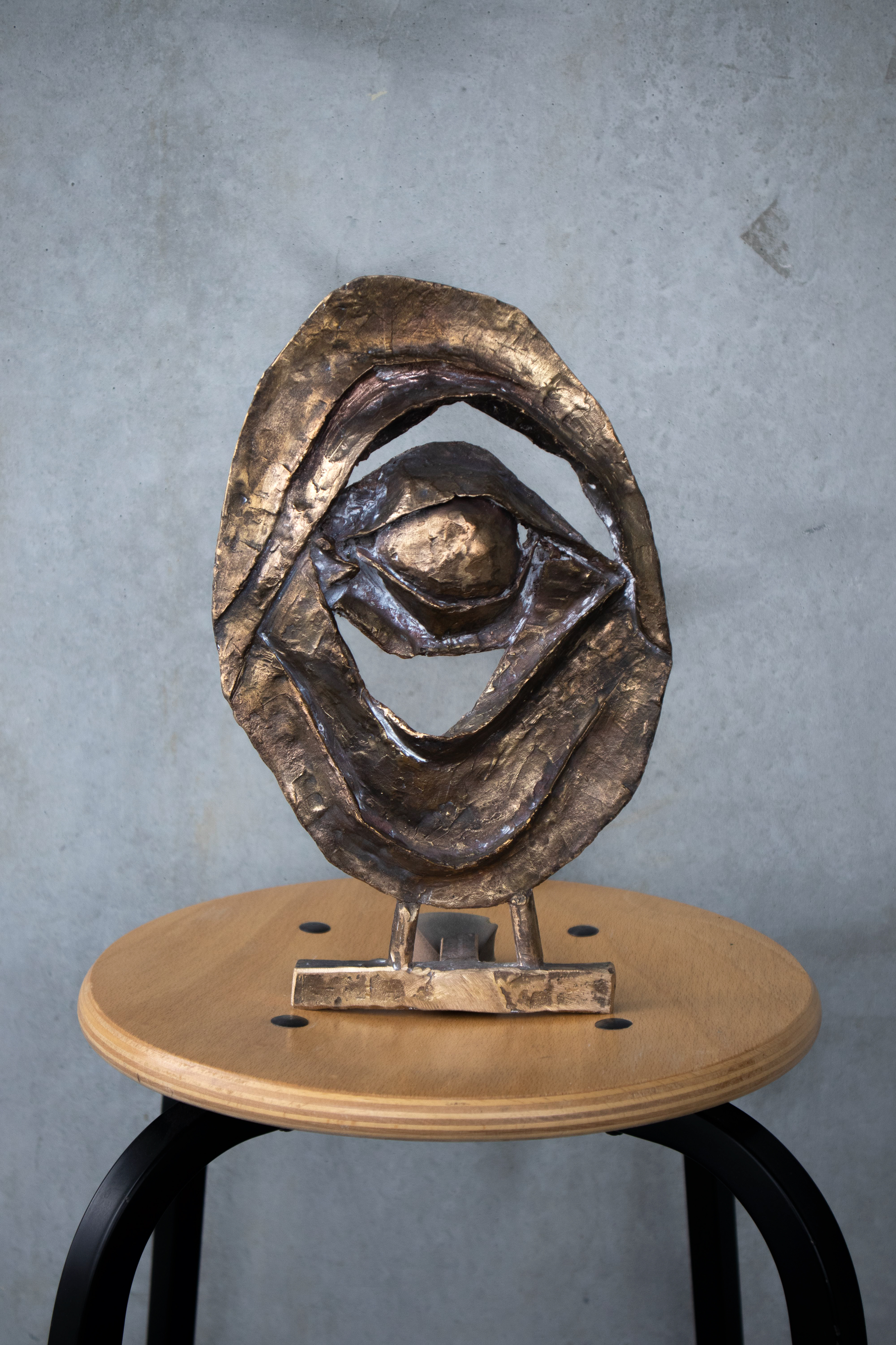 "see me" bronze figur, artist: meike lütge-kalberlah