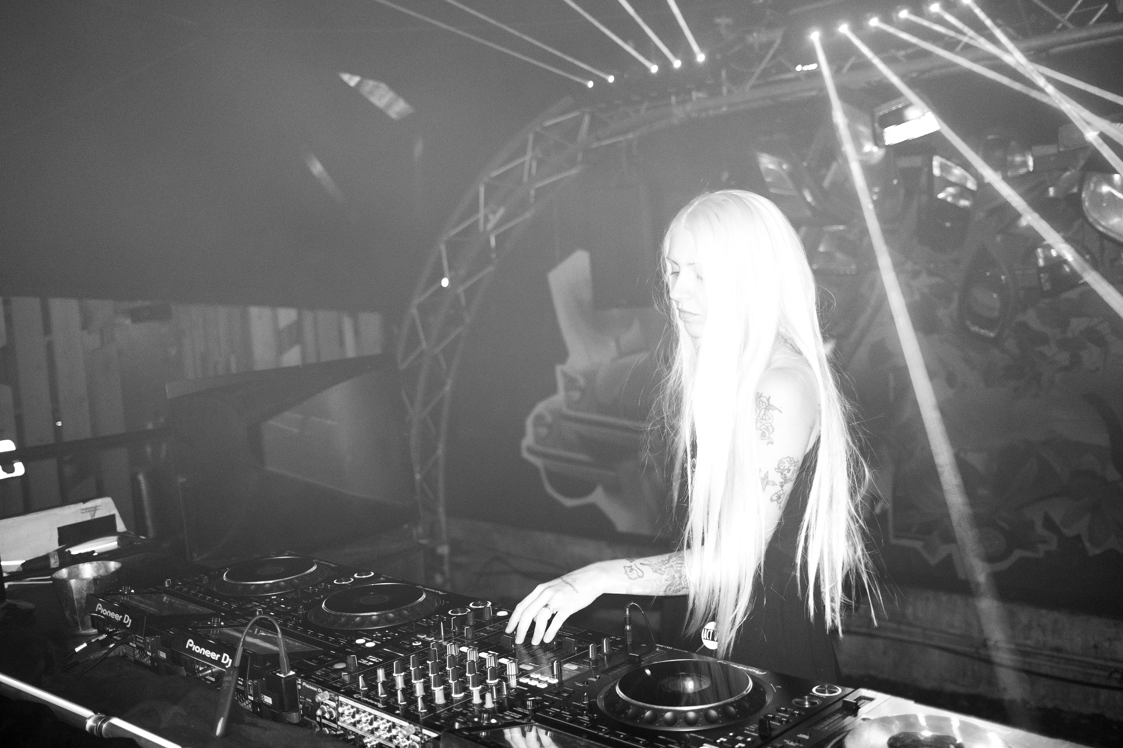 LEGITGIRL DJ - GABBER PARTY - VIRAGE PARIS