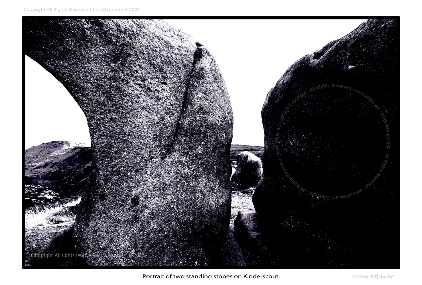 Near Crowden Tower. An island of stones huddled together amid sand, grit, quartz, and assorted pebbles. Errosion in progress. Colour image. Peak District natoinal park. Derbyshire. UK. Chris Chapman. Alfpix.art 