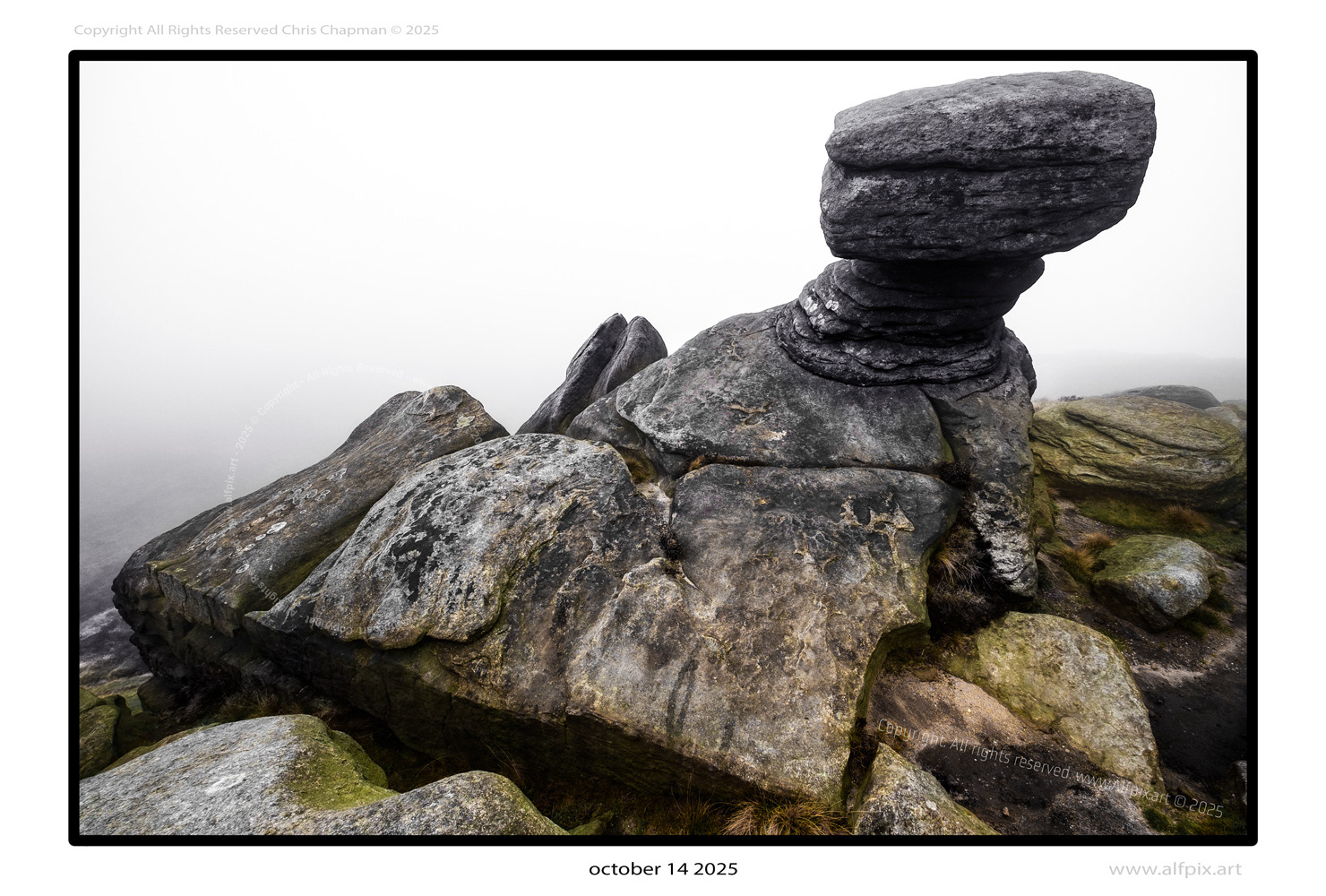 Gritstone rock hanging suspended in the air, balanced upon other rocks. Quite amazing! Colour image. Alfpix.art Chris Chapman Peak District national park. UK. October 14th 2025. Foggy day. 