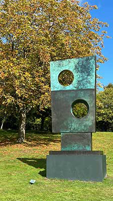 Barbara Hepworth. Squares with two holes. Bronze. 1963. YSP.