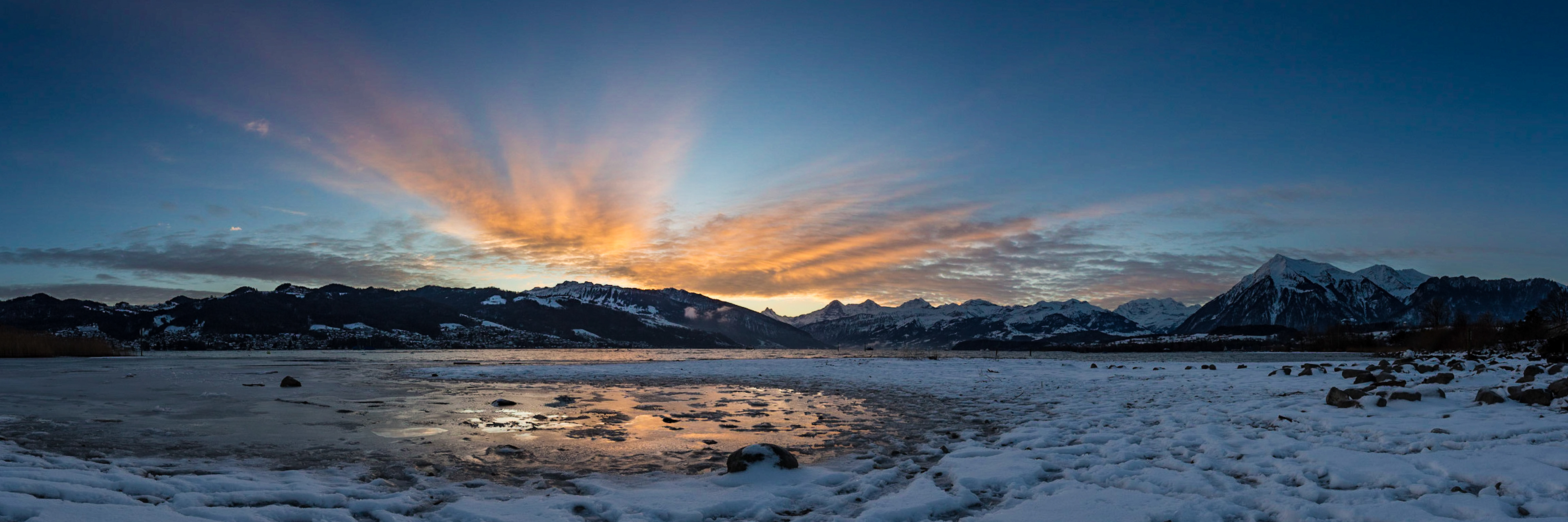 Sonnenaufgang am Thunersee